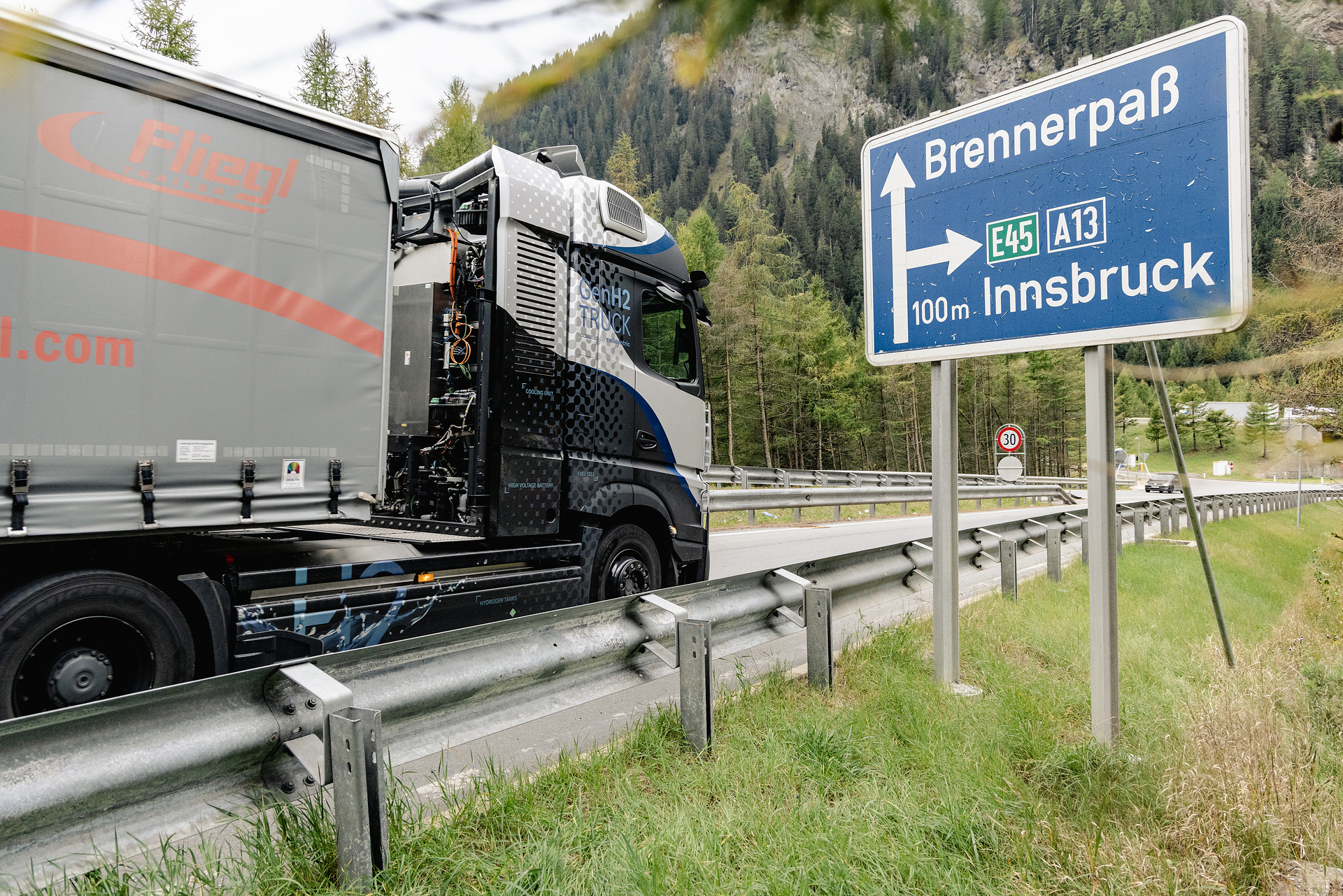 With hydrogen power across the Brenner Pass: Daimler Truck carries out first altitude tests with fuel-cell truck