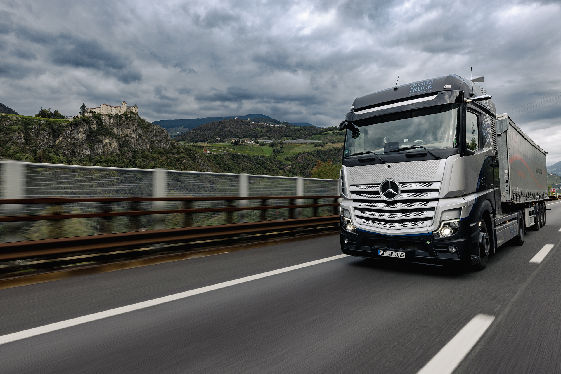 With hydrogen power across the Brenner Pass: Daimler Truck carries out first altitude tests with fuel-cell truck