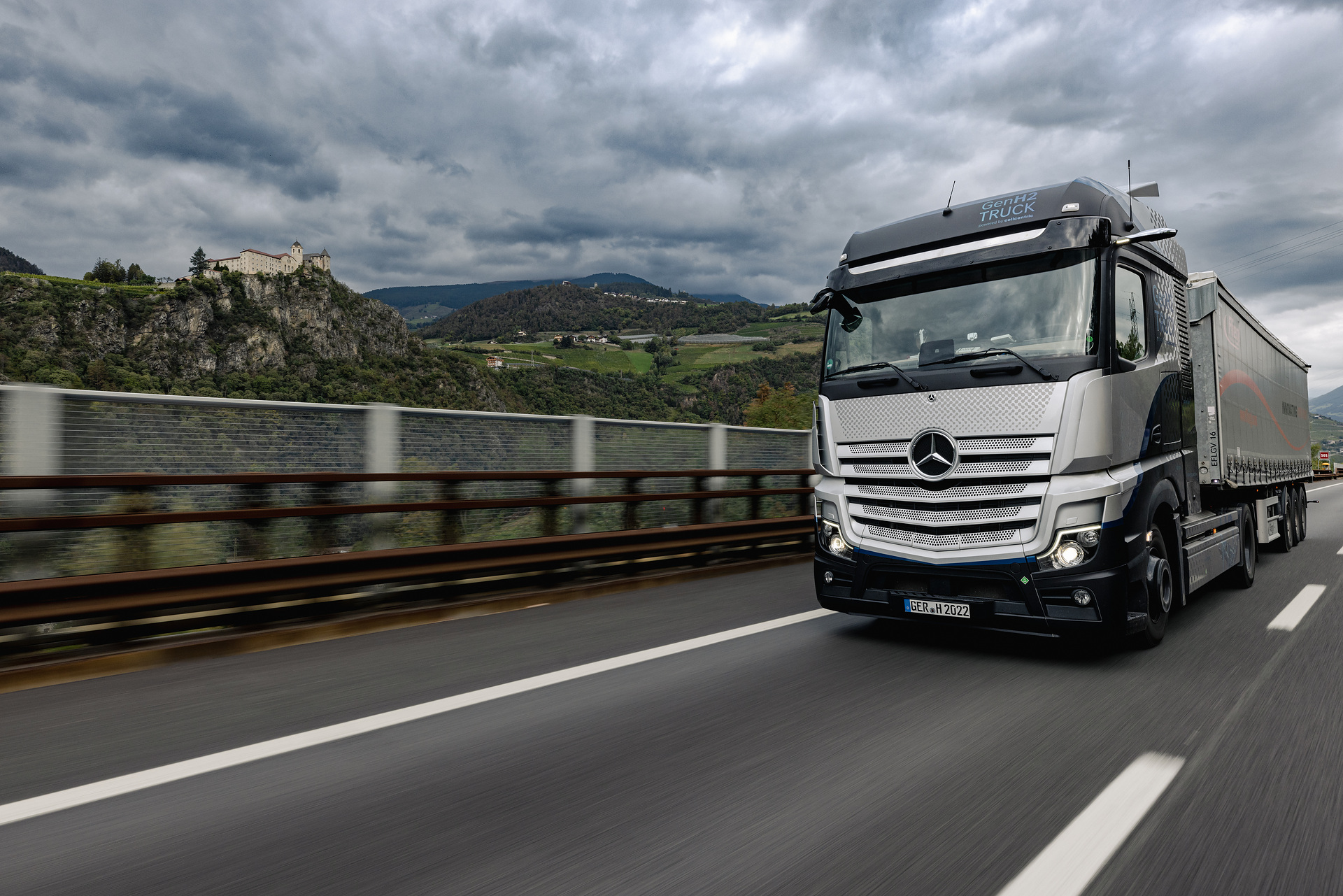 Mit Brennstoffzelle über den Brenner: Daimler Truck führt erste Höhenerprobungen mit Wasserstoff-Lkw durch Mit Brennstoffzelle über den Brenner: Daimler Truck führt erste Höhenerprobungen mit Wasserstoff-Lkw durch
