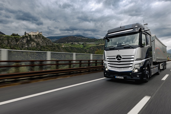 With hydrogen power across the Brenner Pass: Daimler Truck carries out first altitude tests with fuel-cell truck