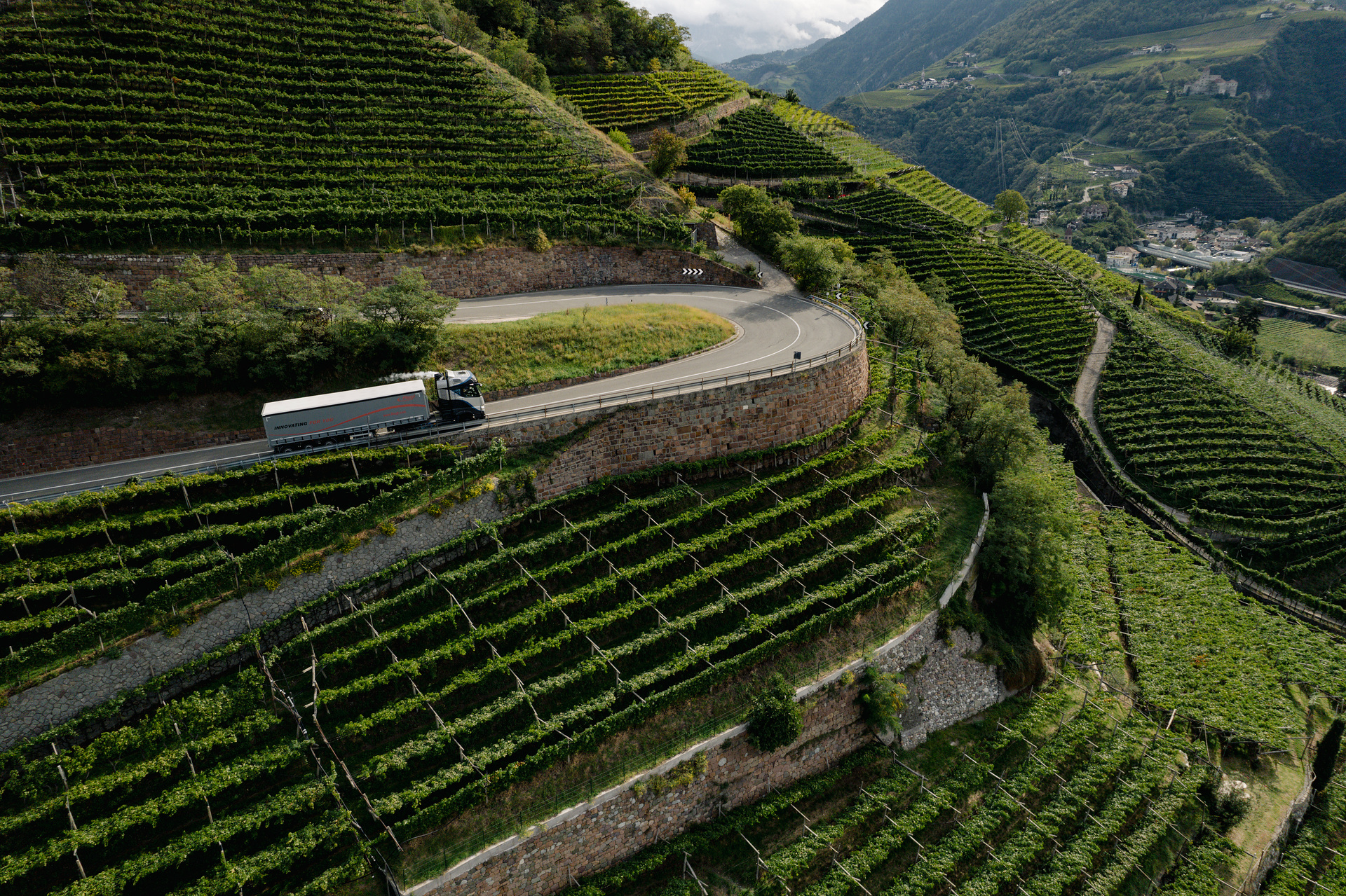 With hydrogen power across the Brenner Pass: Daimler Truck carries out first altitude tests with fuel-cell truck