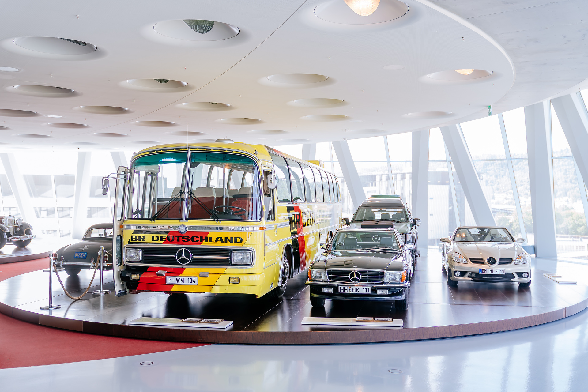 Mercedes-Benz Museum, Raum Collection 4: Galerie der Namen, Reisebus Mercedes-Benz O 302 der westdeutschen Fußballnationalmannschaft während der Weltmeisterschaft von 1974. Ansicht von schräg links vorn. Höchster Buskomfort für die WM-Fußballer 1974
