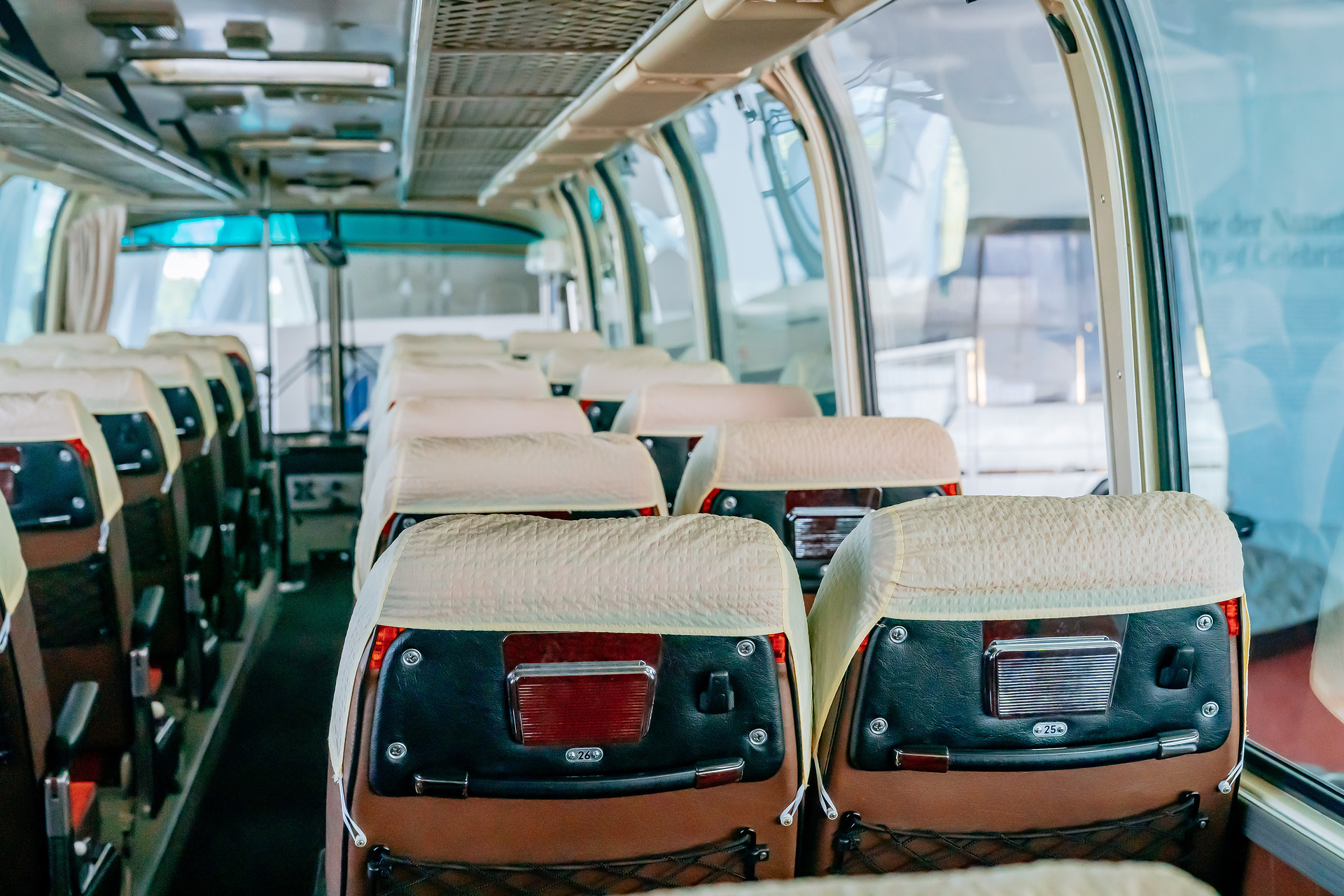 Mercedes-Benz Museum, Raum Collection 4: Galerie der Namen, Reisebus Mercedes-Benz O 302 der westdeutschen Fußballnationalmannschaft während der Weltmeisterschaft von 1974. Interieur mit Sitzreihen. Mercedes-Benz Höchster Buskomfort für die WM-Fußballer 1974