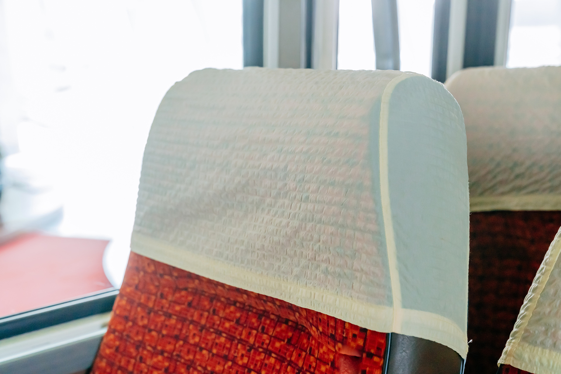 Mercedes-Benz Museum, Raum Collection 4: Galerie der Namen, Reisebus Mercedes-Benz O 302 der westdeutschen Fußballnationalmannschaft während der Weltmeisterschaft von 1974. Interieur mit Kopfstützenschoner als Detail. Höchster Buskomfort für die WM-Fußballer 1974
