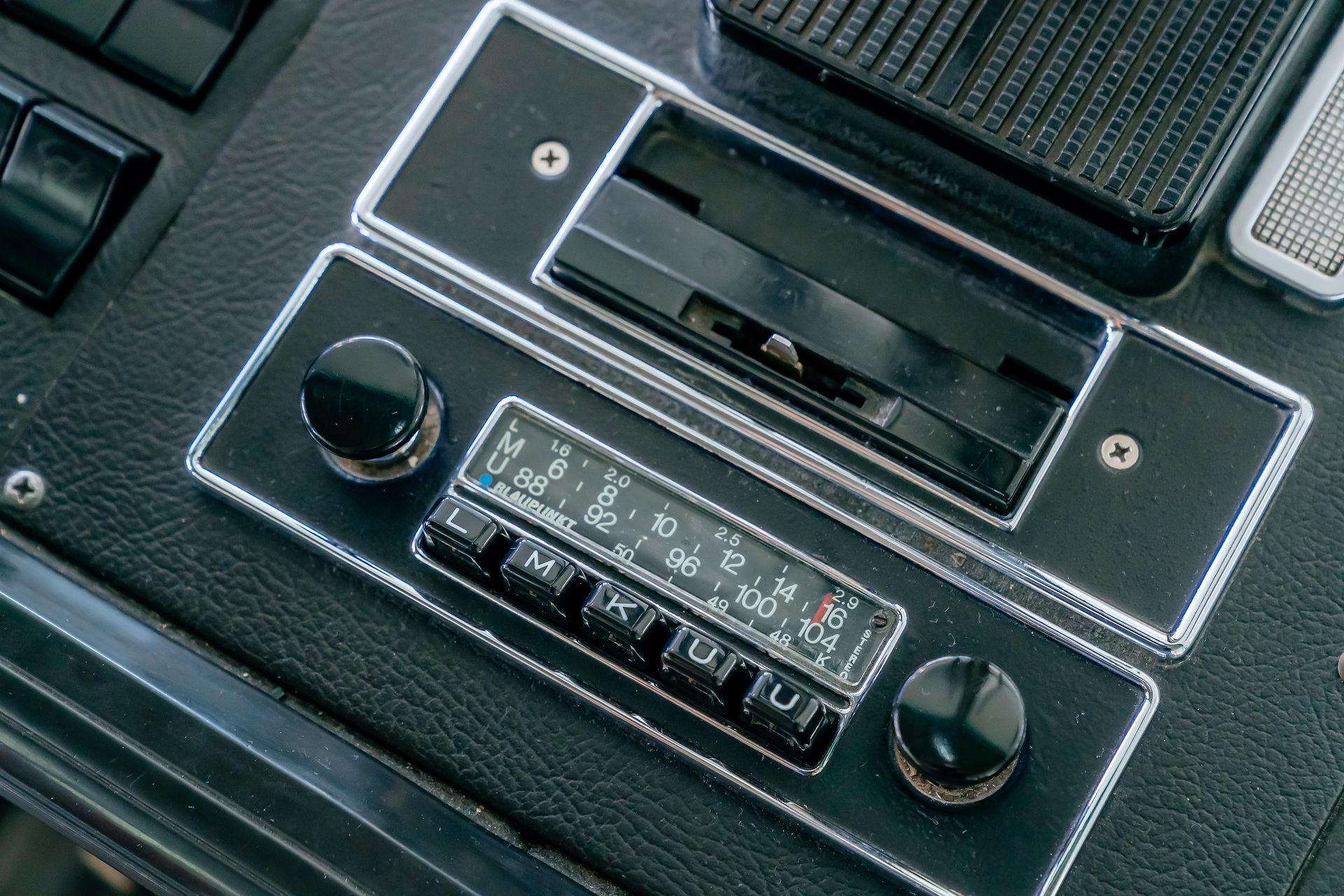 Mercedes-Benz Museum, Raum Collection 4: Galerie der Namen, Reisebus Mercedes-Benz O 302 der westdeutschen Fußballnationalmannschaft während der Weltmeisterschaft von 1974. Detailansicht des Stereokassettenradios von Blaupunkt. Höchster Buskomfort für die WM-Fußballer 1974