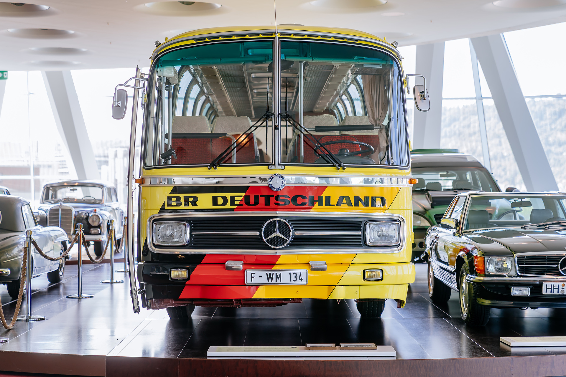 Mercedes-Benz Museum, Raum Collection 4: Galerie der Namen, Reisebus Mercedes-Benz O 302 der westdeutschen Fußballnationalmannschaft während der Weltmeisterschaft von 1974. Frontansicht. Höchster Buskomfort für die WM-Fußballer 1974