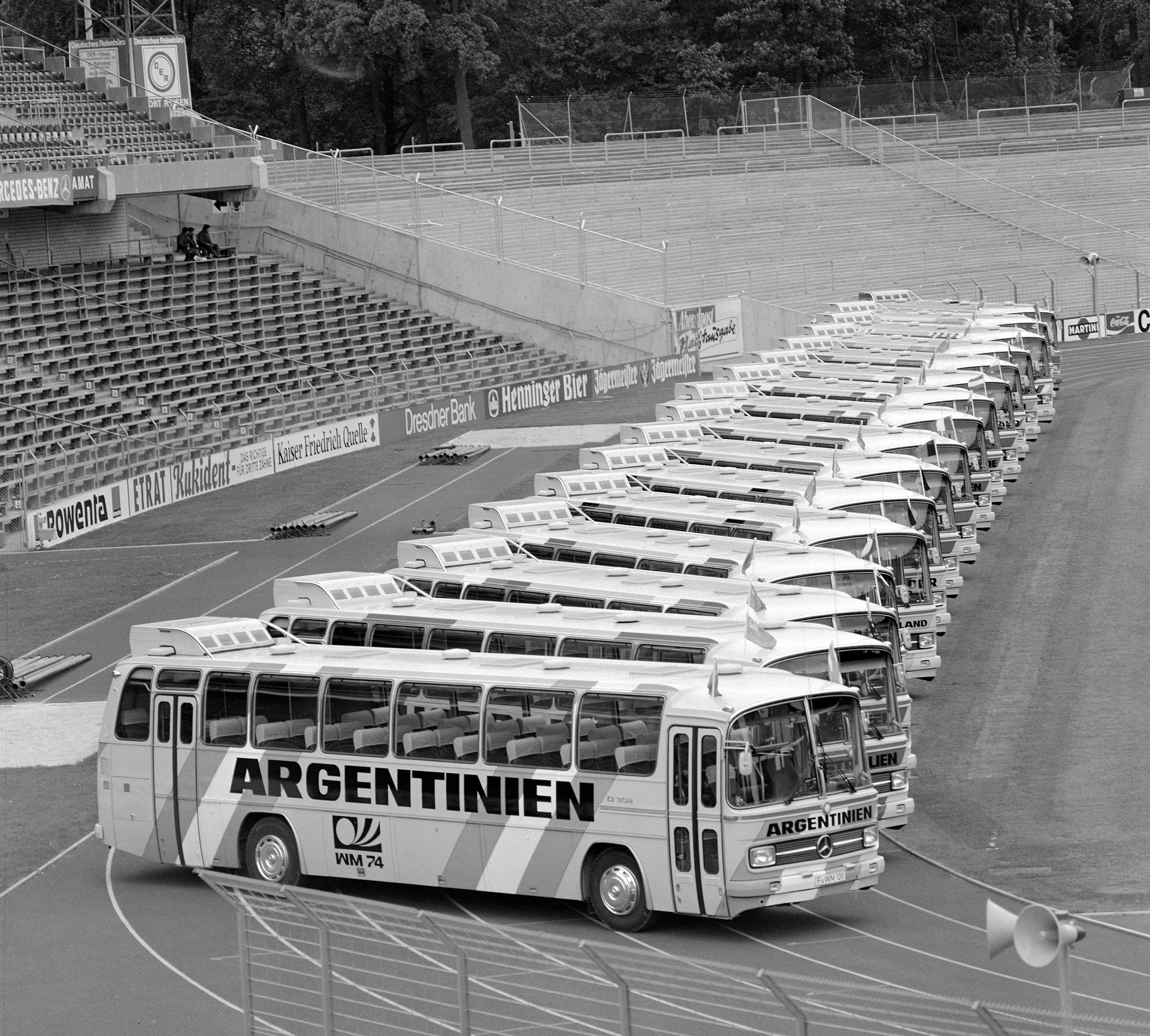 Mercedes-Benz Reisebusse O 302 für die Fußballweltmeisterschaft 1974 in Deutschland. Allen sechzehn teilnehmenden Nationen werden Busse zur Verfügung gestellt, gestaltet mit den Landesnamen und den Nationalfarben. Foto vom 29. Mai 1974 anlässlich der Vorstellung der Busse in Frankfurt am Main. (Fotosignatur der Mercedes-Benz Archive: 74182-14) Höchster Buskomfort für die WM-Fußballer 1974