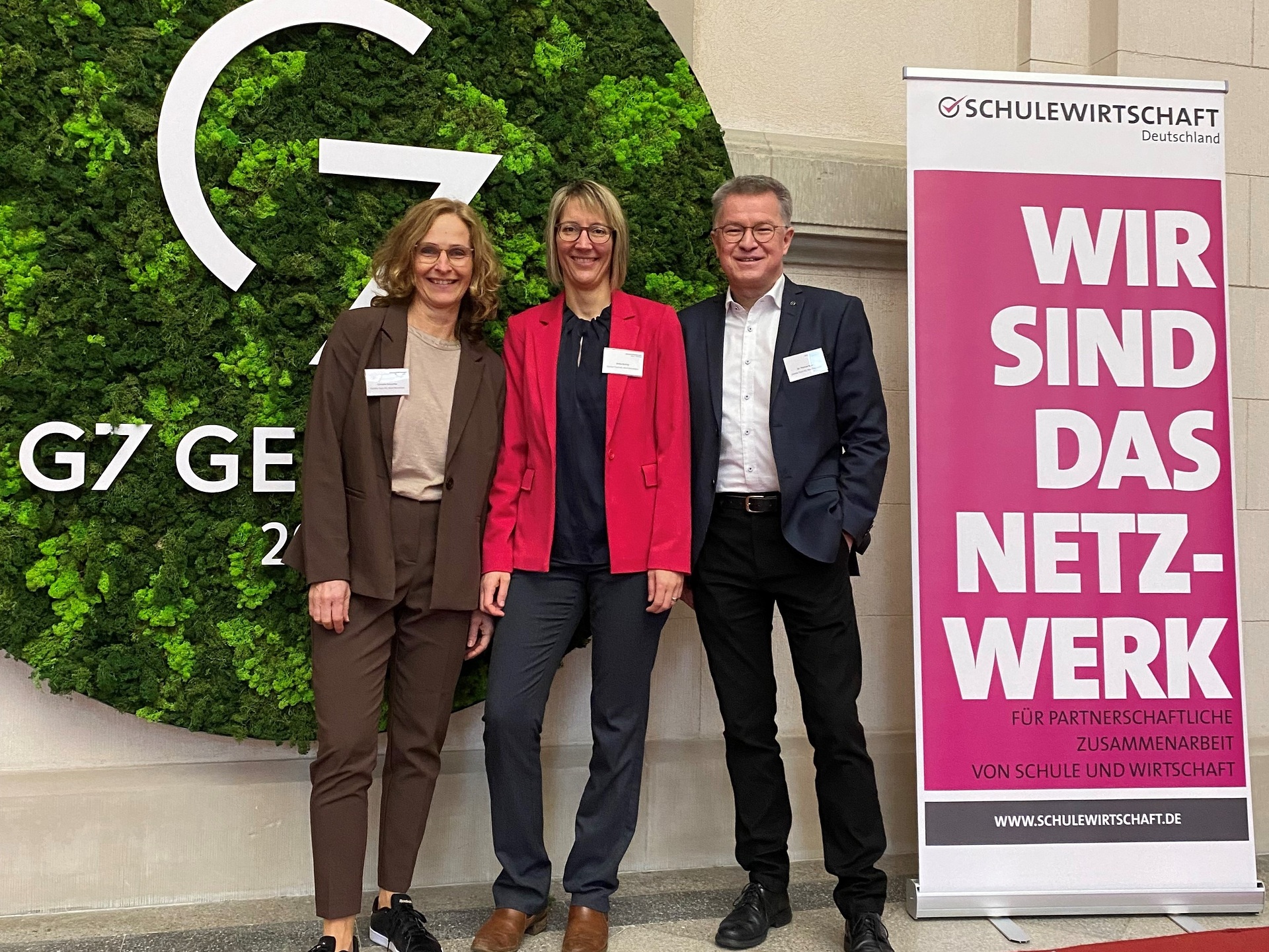 Cornelia Patzschke (Training & Recruiting Daimler Truck, Mannheim Plant), Britta Beiling (Head of Training Daimler Truck, Mannheim Plant) and Dr. Thomas Bauer (Head of Training Daimler Truck) at the SCHULEWIRTSCHAFT special award ceremony in Berlin. Daimler Truck honored for outstanding commitment to career guidance for girls and young women