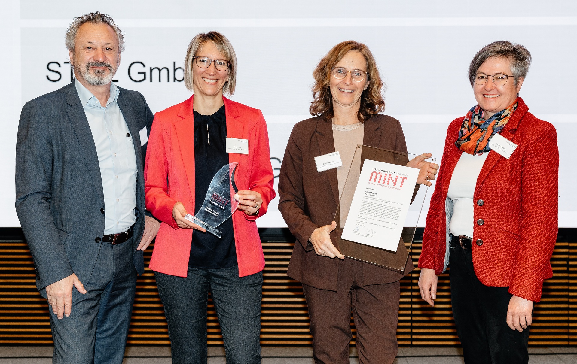 Daimler Truck honored for outstanding commitment to career guidance for girls and young women. From left to right: Thomas Schenk (SCHULEWIRTSCHAFT Award selection committee), Britta Beiling (Head of Training Daimler Truck, Mannheim plant), Cornelia Patzschke (Training & Recruiting Daimler Truck, Mannheim plant), Angela Papenburg (SCHULEWIRTSCHAFT Award selection committee).
Daimler Truck honored for outstanding commitment to career guidance for girls and young women