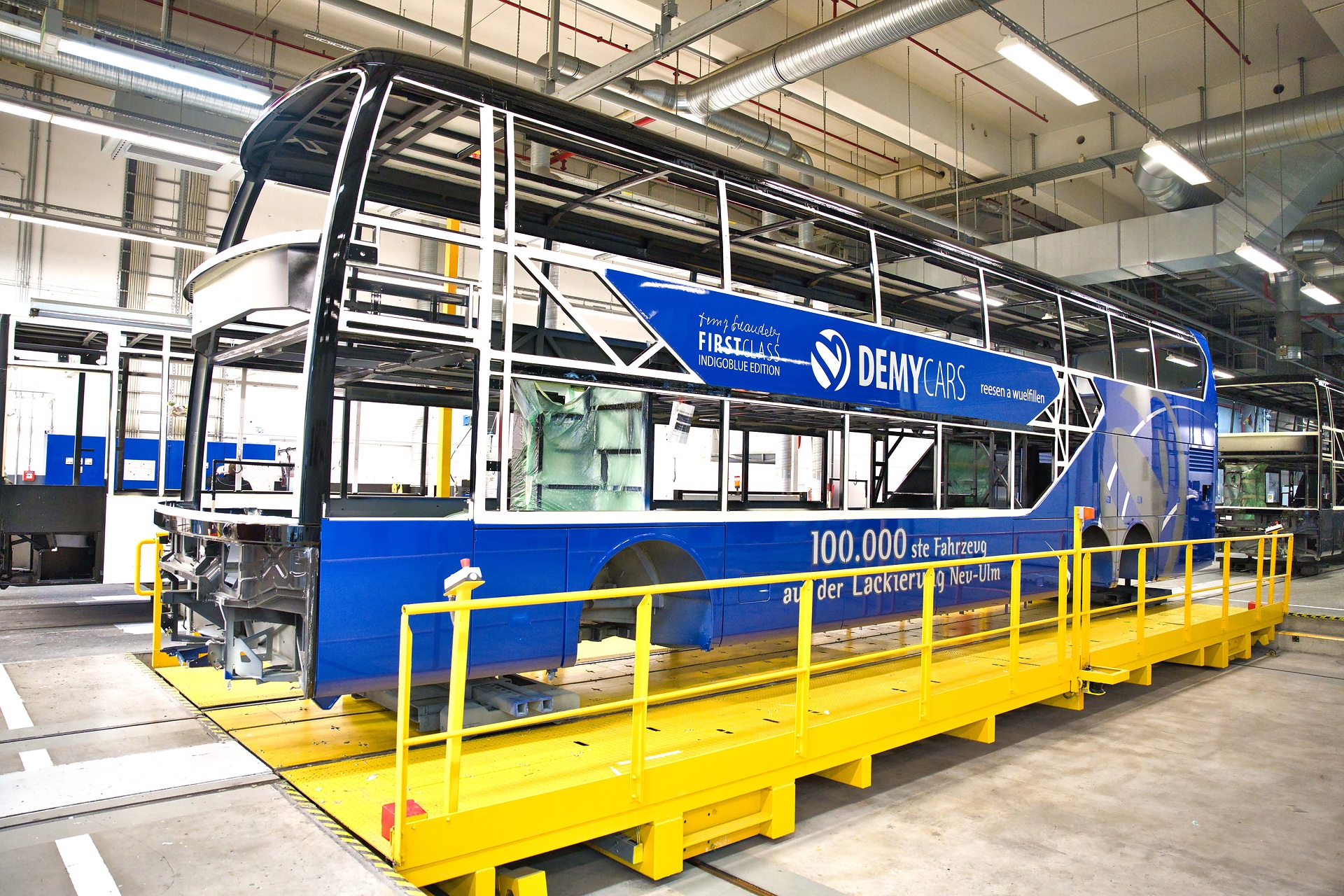 arbenfrohes Jubiläum: Daimler Buses Werk Neu-Ulm lackiert 100.000sten Bus Farbenfrohes Jubiläum: Daimler Buses Werk Neu-Ulm lackiert 100.000sten Bus