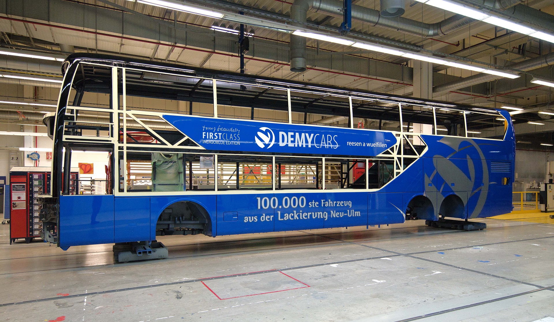 arbenfrohes Jubiläum: Daimler Buses Werk Neu-Ulm lackiert 100.000sten Bus Farbenfrohes Jubiläum: Daimler Buses Werk Neu-Ulm lackiert 100.000sten Bus