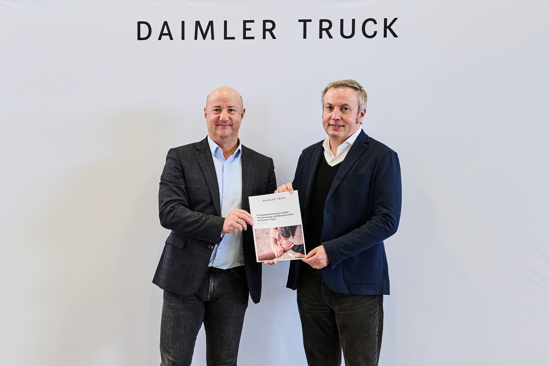 Daimler Truck verabschiedet Grundsatzerklärung zu sozialer Verantwortung und Menschenrechten. V.l.n.r.: Michael Brecht, Gesamtbetriebsratsvorsitzender der Daimler Truck, Jürgen Hartwig, Personalvorstand und Arbeitsdirektor bei Daimler Truck. Daimler Truck verabschiedet Grundsatzerklärung zu sozialer Verantwortung und Menschenrechten