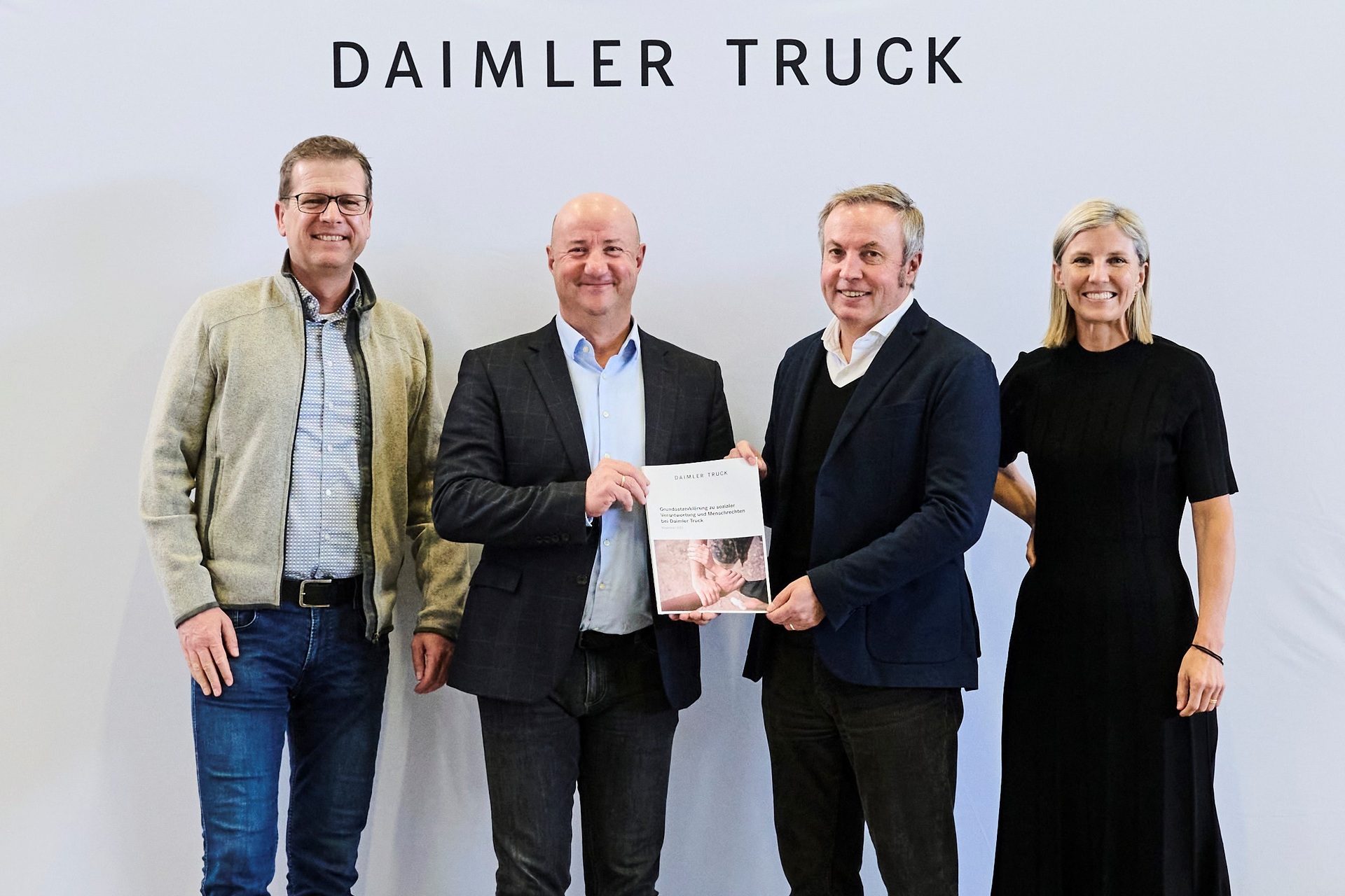 Daimler Truck verabschiedet Grundsatzerklärung zu sozialer Verantwortung und Menschenrechten. V.l.n.r.: Jörg Lorz, Mitglied des Gesamtbetriebsrats der Daimler Truck, Michael Brecht, Gesamtbetriebsratsvorsitzender Daimler Truck, Jürgen Hartwig, Personalvorstand und Arbeitsdirektor bei Daimler Truck, Karin Rådström, Mitglied des Vorstands bei Daimler Truck und CEO Mercedes-Benz Lkw. Daimler Truck verabschiedet Grundsatzerklärung zu sozialer Verantwortung und Menschenrechten