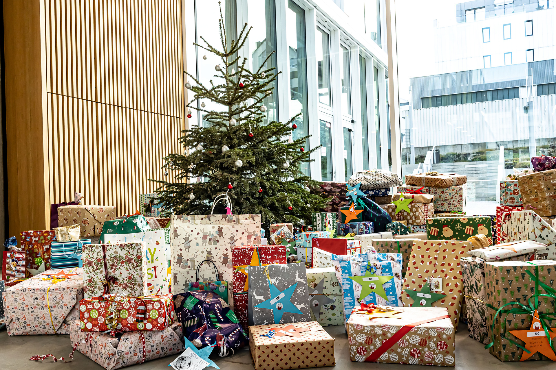 Daimler Truck Beschäftigte erfüllen Weihnachtswünsche