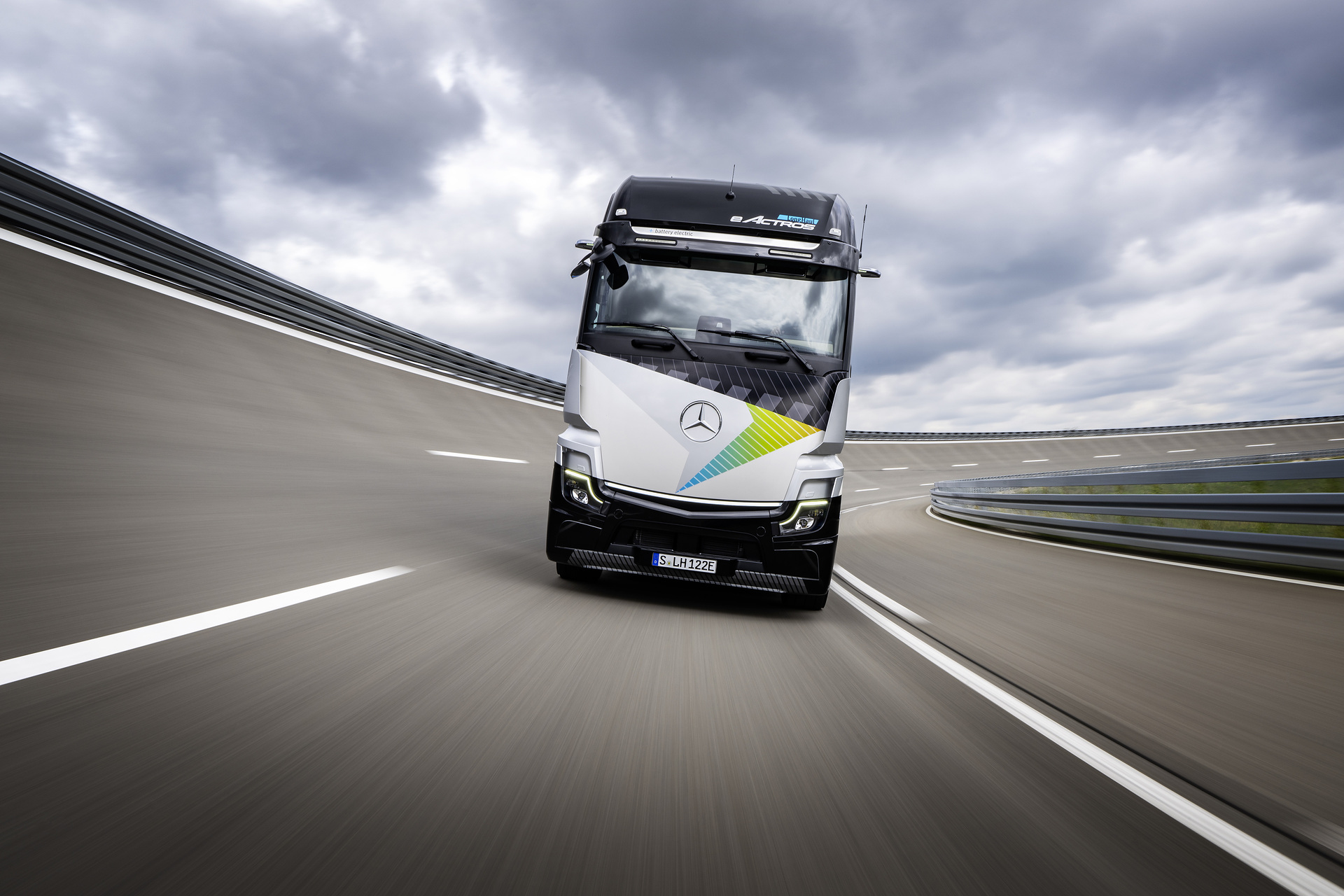 Mercedes-Benz Trucks and Dachser sign Letter of Intent: Order for 50 eActros LongHaul