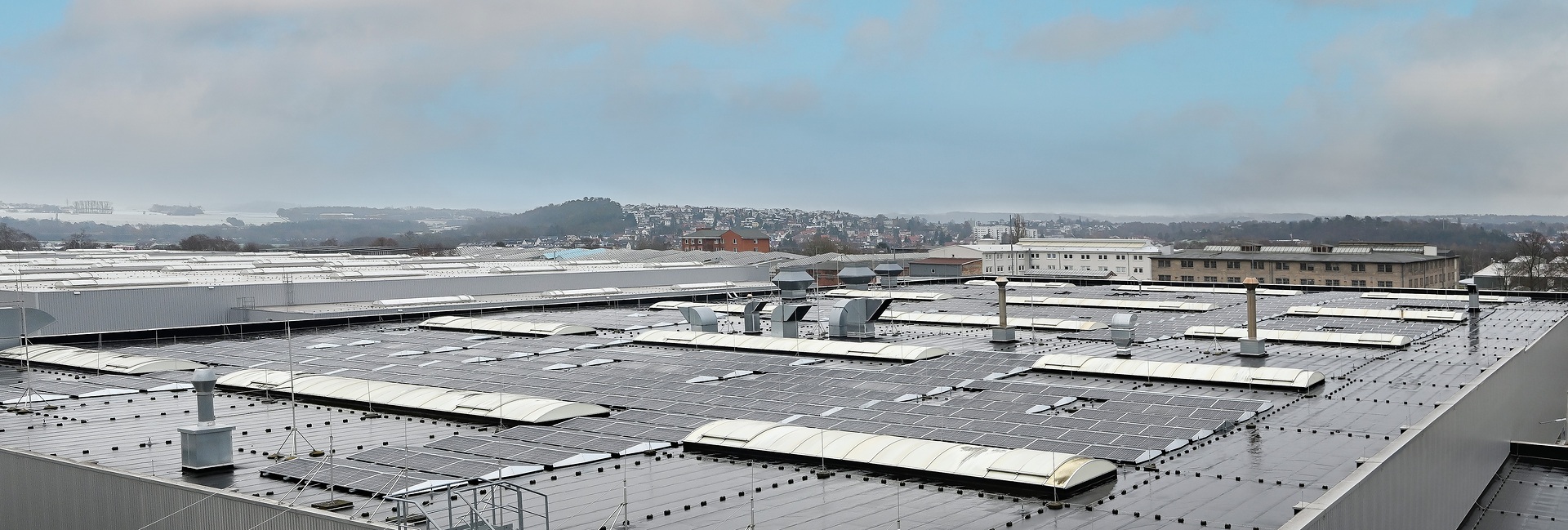 Auf dem Weg in Richtung CO2-neutrale Produktion spielt für Daimler Truck der Ausbau der Eigenversorgung aus erneuerbaren Energien mit Photovoltaikanlagen eine große Rolle: Im Werk Kassel beispielsweise versorgt eine 4.000 m² große Photovoltaikanlage die Produktion mit Strom. Daimler Truck baut CO₂-neutrale Energieversorgung der Produktionsstandorte durch Photovoltaik weiter aus