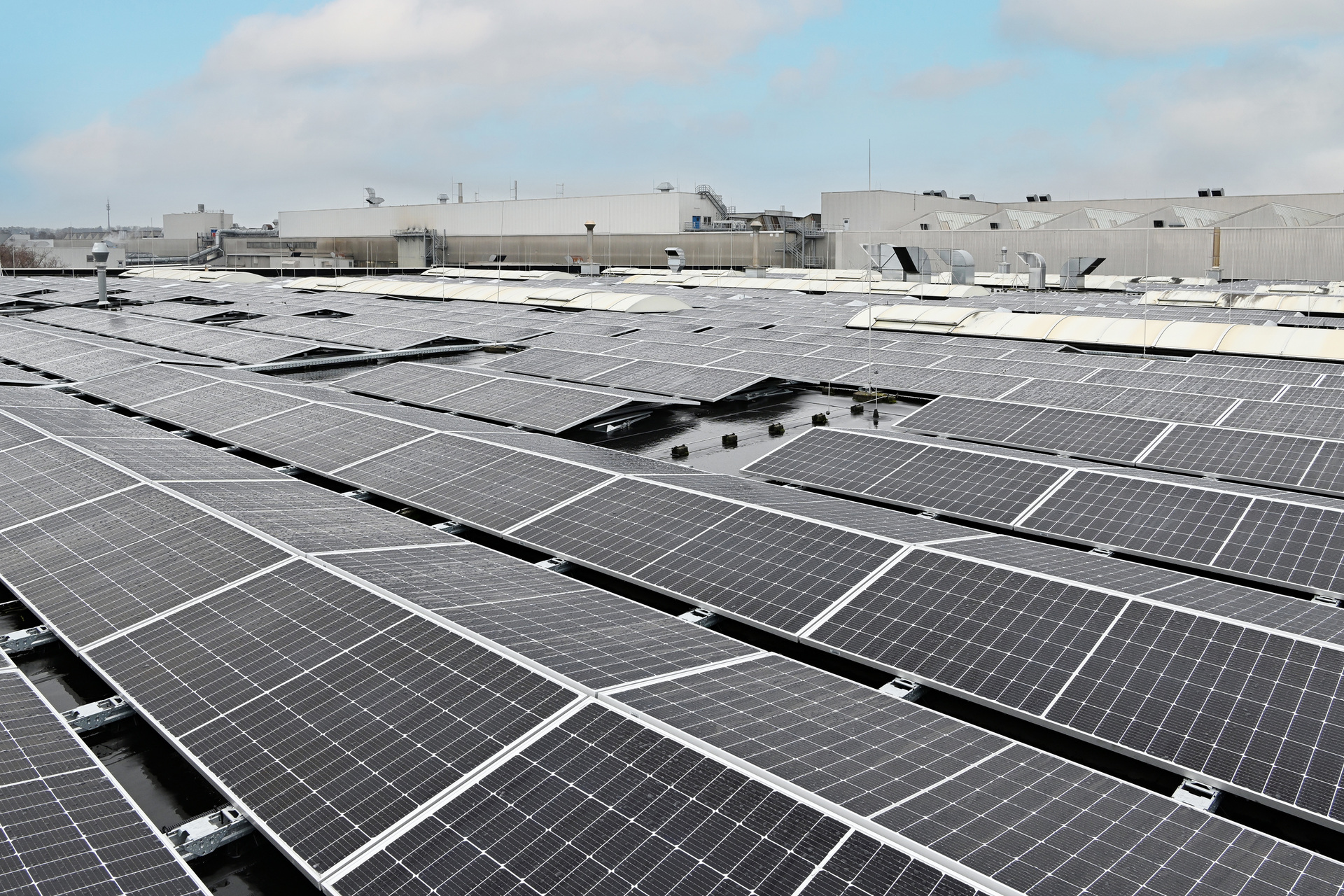 Auf dem Weg in Richtung CO2-neutrale Produktion spielt für Daimler Truck der Ausbau der Eigenversorgung aus erneuerbaren Energien mit Photovoltaikanlagen eine große Rolle: Im Werk Kassel beispielsweise versorgt eine 4.000 m² große Photovoltaikanlage die Produktion mit Strom. Daimler Truck baut CO₂-neutrale Energieversorgung der Produktionsstandorte durch Photovoltaik weiter aus