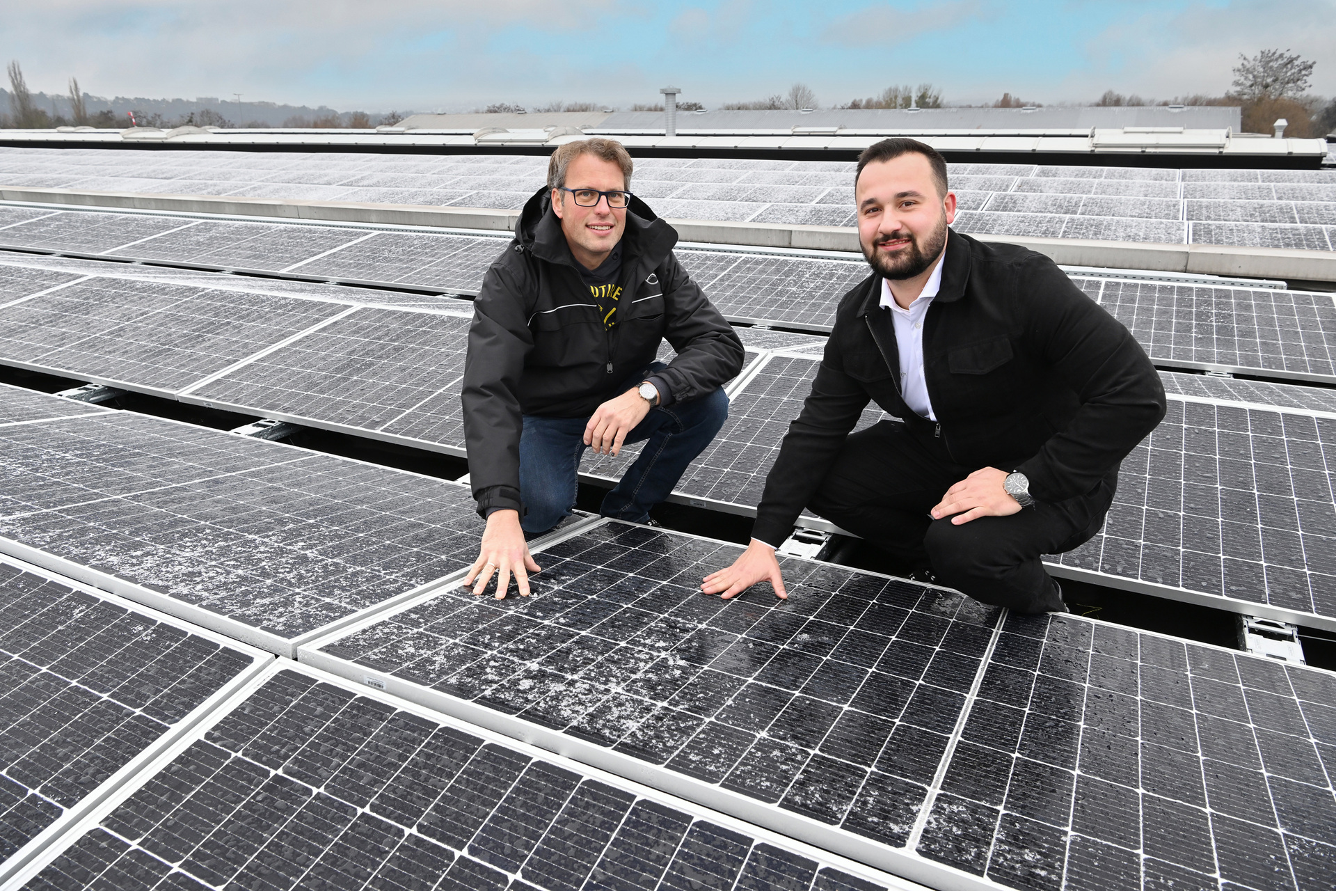 Michael Stark (links) und Johannes Martin (rechts) vom Energiemanagement: Im Werk Kassel versorgt eine 4.000 m² große Photovoltaikanlage die Produktion mit Strom. Daimler Truck baut CO₂-neutrale Energieversorgung der Produktionsstandorte durch Photovoltaik weiter aus