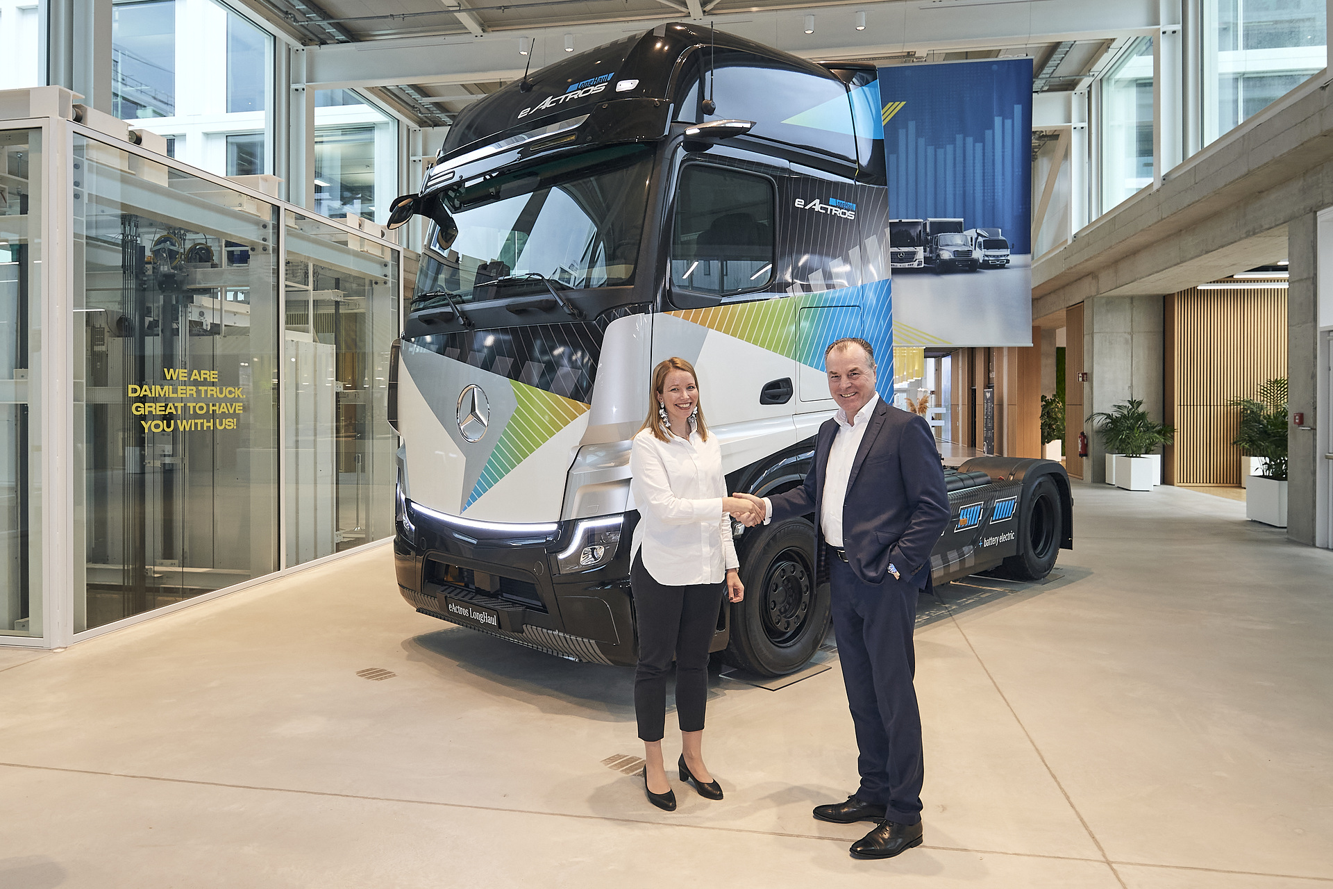 Letter of Intent for ordering over 50 eActros LongHaul: Tevex Logistics to rely on Mercedes-Benz e-truck