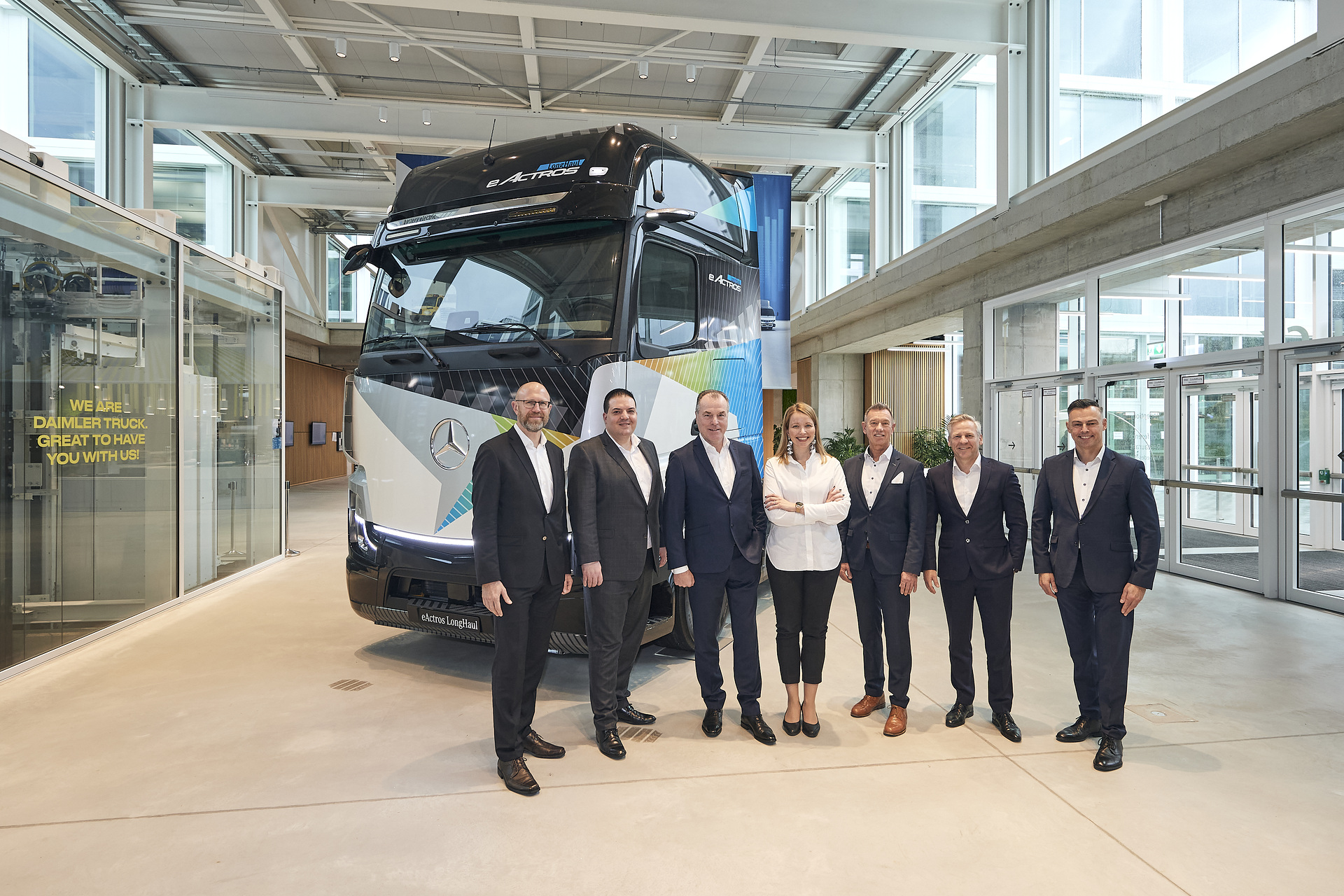Marcus Stühlinger, Geschäftsführer bei Tevex Logistics
Dirk Mutlak, Geschäftsführer bei Tevex Logistics
Clemens Tönnies, Geschäftsführender Gesellschafter der Tönnies Unternehmensgruppe
Stina Fagerman, Leiterin Marketing, Vertrieb und Services bei Mercedes-Benz Trucks
Joachim Schlereth, Leiter Vertrieb und Services Lkw Mercedes-Benz und FUSO Deutschland
Ronald Ott, Leiter Sales Lkw Deutschland Mercedes-Benz & FUSO
Thomas Schmitt, Großkundenmanagement Lkw Projektleitung eActros
(von links nach rechts) Absichtserklärung für Bestellung über 50 eActros LongHaul: Tevex Logistics setzt auf E-Sattelzugmaschine mit Stern