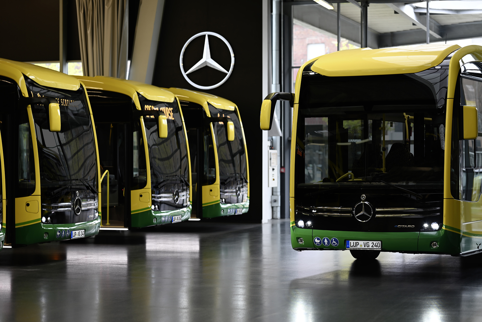 Mercedes-Benz eCitaro elektrisiert Überlandlinien Mercedes-Benz eCitaro elektrisiert Überlandlinien: 45 E-Busse an das Verkehrsunternehmen VLP in Mecklenburg-Vorpommern ausgeliefert