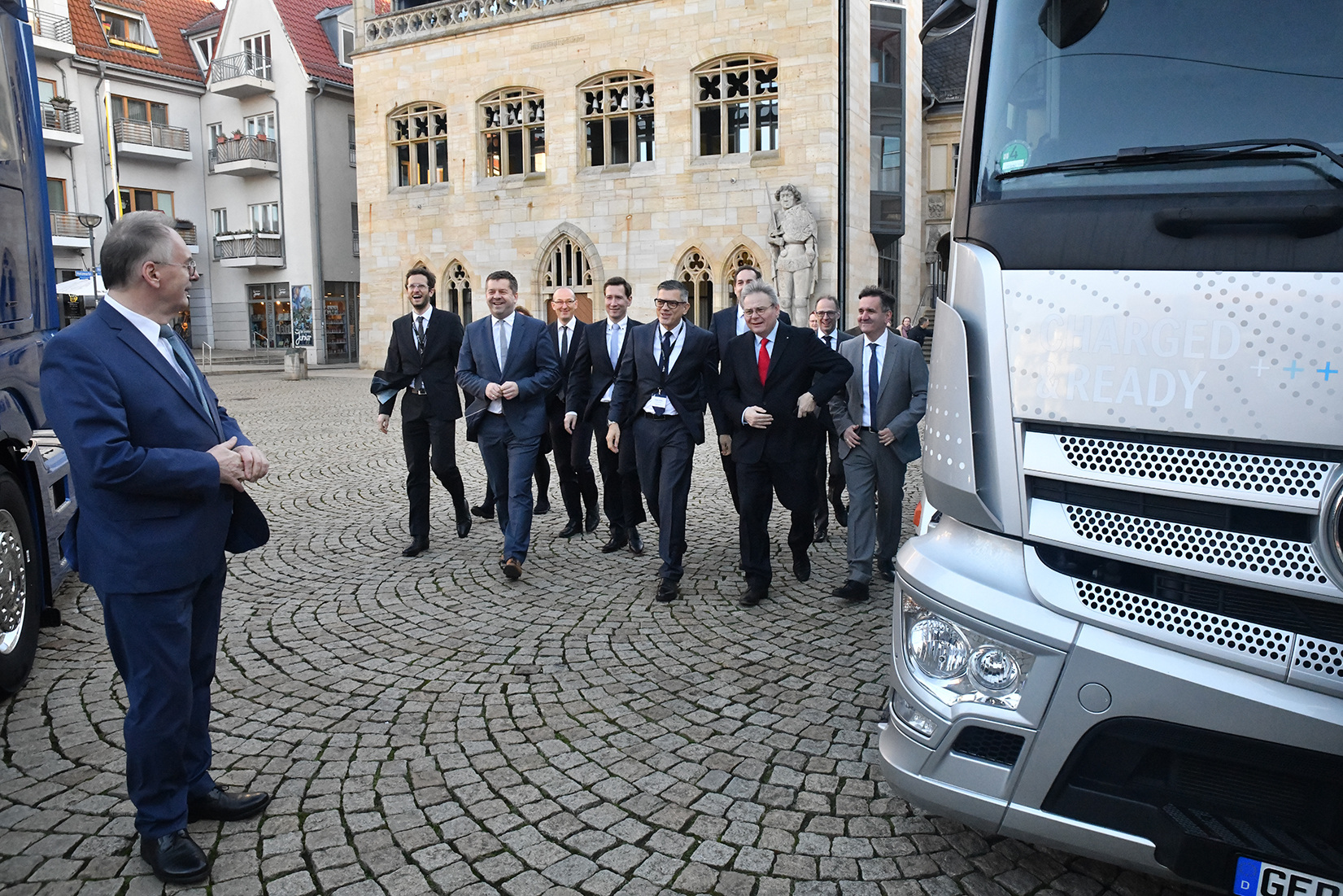 Herzstück im Harz: Mercedes-Benz Lkw errichtet zentralen Logistikstandort für weltweite Ersatzteilversorgung in Halberstadt Herzstück im Harz: Mercedes-Benz Lkw errichtet zentralen Logistikstandort für weltweite Ersatzteilversorgung in Halberstadt