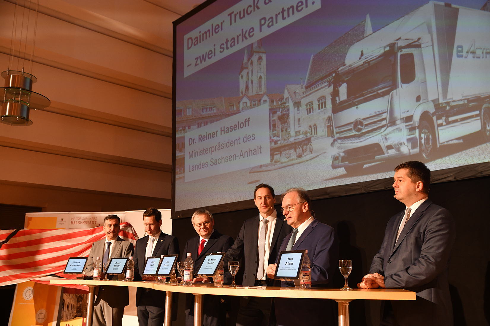 Thomas Balcerowski, Landrat Landkreis Harz
Daniel Szarata, Oberbürgermeister der Stadt Halberstadt
Jörg Howe, Generalbevollmächtigter Daimler Truck AG, zuständig für Globale Kommunikation & Außenbeziehungen
Uwe Kazmeier, Leiter Customer Services & Parts Mercedes-Benz Trucks
Dr. Reiner Haseloff, Ministerpräsident des Landes Sachsen-Anhalt
Sven Schulze, Minister für Wirtschaft, Tourismus, Landwirtschaft und Forsten des Landes Sachsen-Anhalt
(von links nach rechts) Herzstück im Harz: Mercedes-Benz Lkw errichtet zentralen Logistikstandort für weltweite Ersatzteilversorgung in Halberstadt