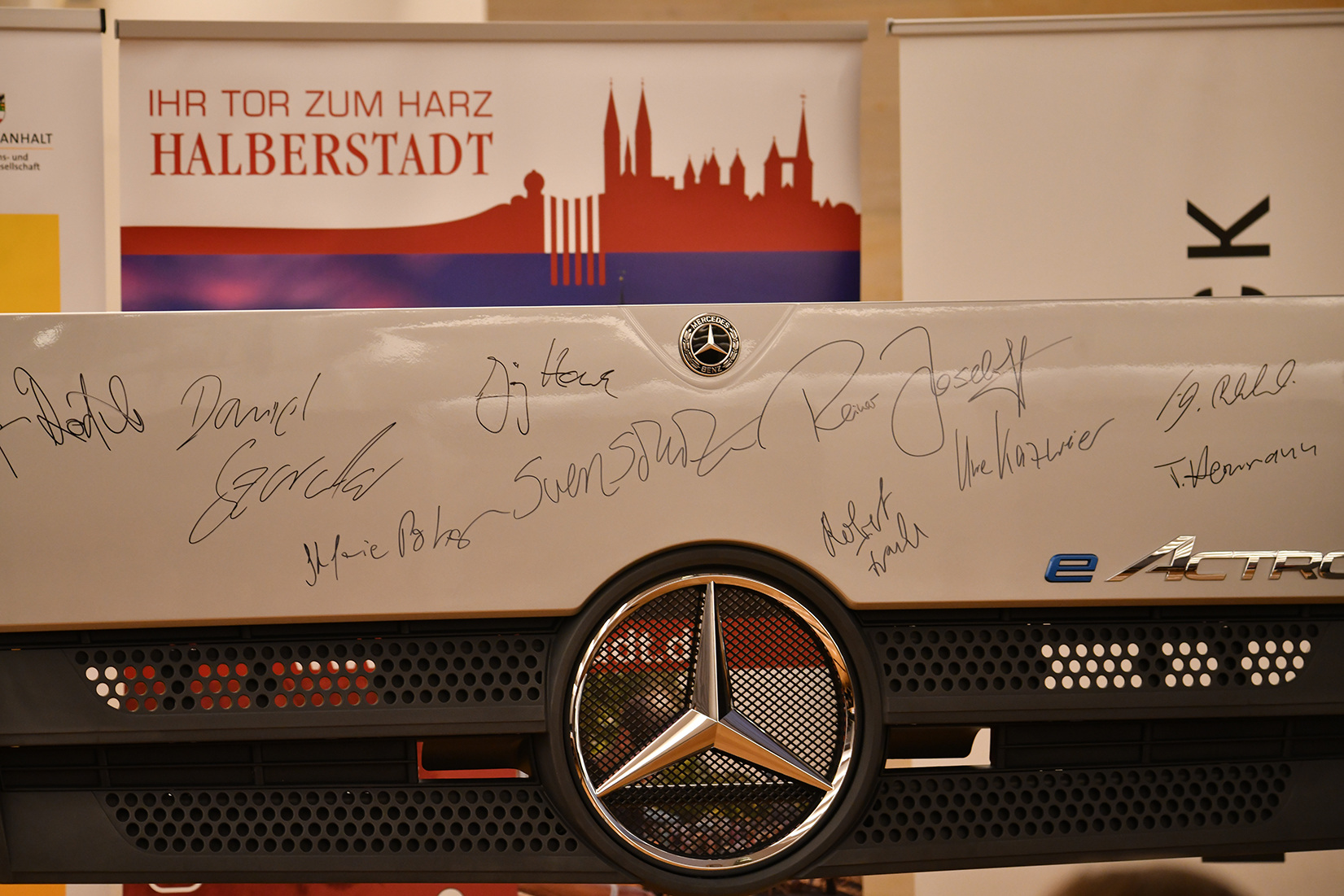 Herzstück im Harz: Mercedes-Benz Lkw errichtet zentralen Logistikstandort für weltweite Ersatzteilversorgung in Halberstadt Herzstück im Harz: Mercedes-Benz Lkw errichtet zentralen Logistikstandort für weltweite Ersatzteilversorgung in Halberstadt