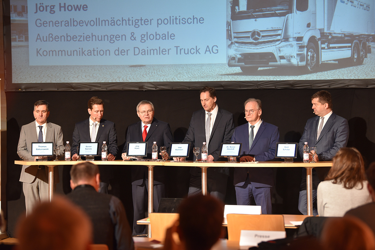 Thomas Balcerowski, Landrat Landkreis Harz
Daniel Szarata, Oberbürgermeister der Stadt Halberstadt
Jörg Howe, Generalbevollmächtigter Daimler Truck AG, zuständig für Globale Kommunikation & Außenbeziehungen
Uwe Kazmeier, Leiter Customer Services & Parts Mercedes-Benz Trucks
Dr. Reiner Haseloff, Ministerpräsident des Landes Sachsen-Anhalt
Sven Schulze, Minister für Wirtschaft, Tourismus, Landwirtschaft und Forsten des Landes Sachsen-Anhalt
(von links nach rechts) Herzstück im Harz: Mercedes-Benz Lkw errichtet zentralen Logistikstandort für weltweite Ersatzteilversorgung in Halberstadt