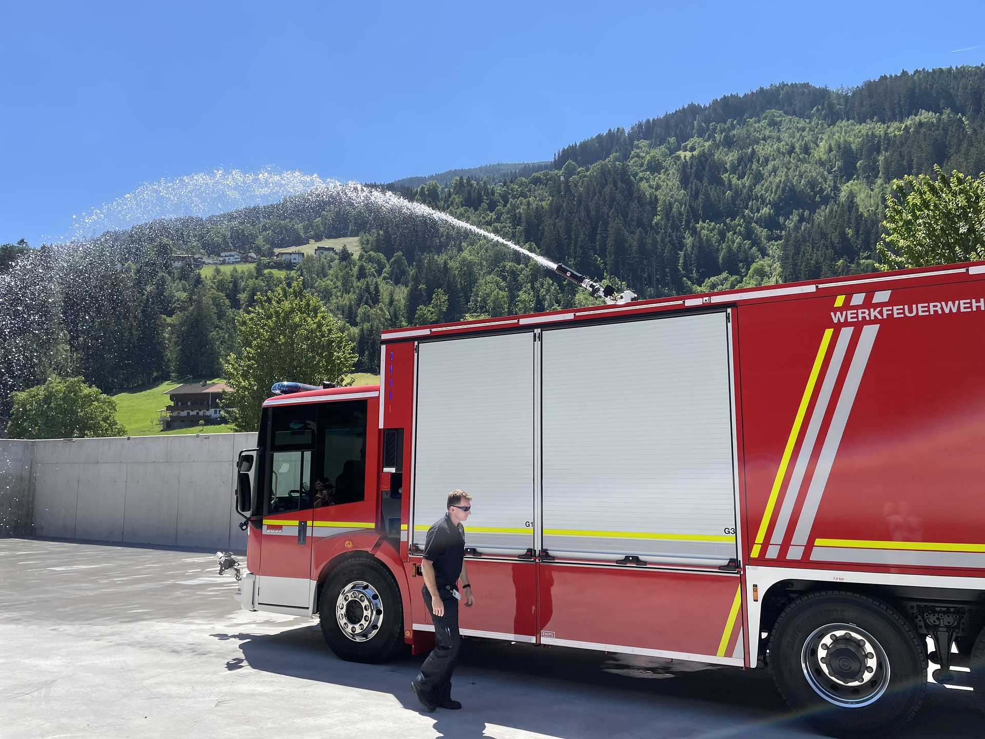 Econic 2635 Industrielöschfahrzeug mit Empl Aufbau Ein Econic für alle Fälle: Einzigartiges Löschfahrzeug für die Feuerwehr des Lkw-Montagewerks Wörth