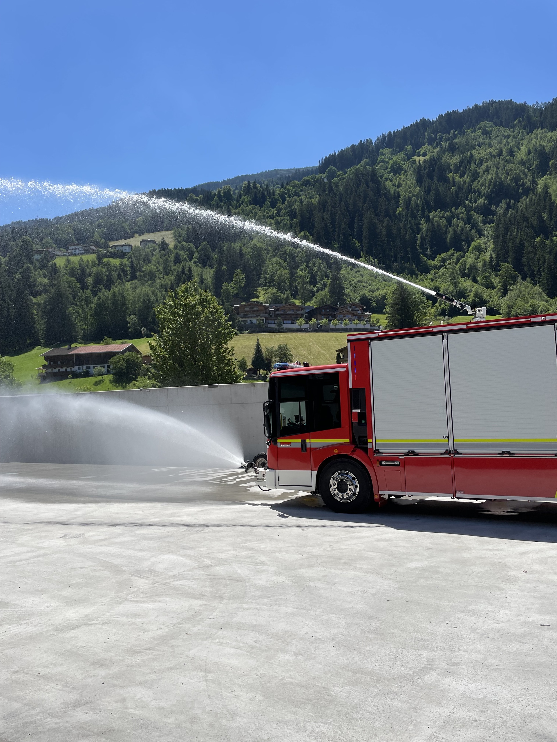 Econic 2635 Industrielöschfahrzeug mit Empl Aufbau Ein Econic für alle Fälle: Einzigartiges Löschfahrzeug für die Feuerwehr des Lkw-Montagewerks Wörth