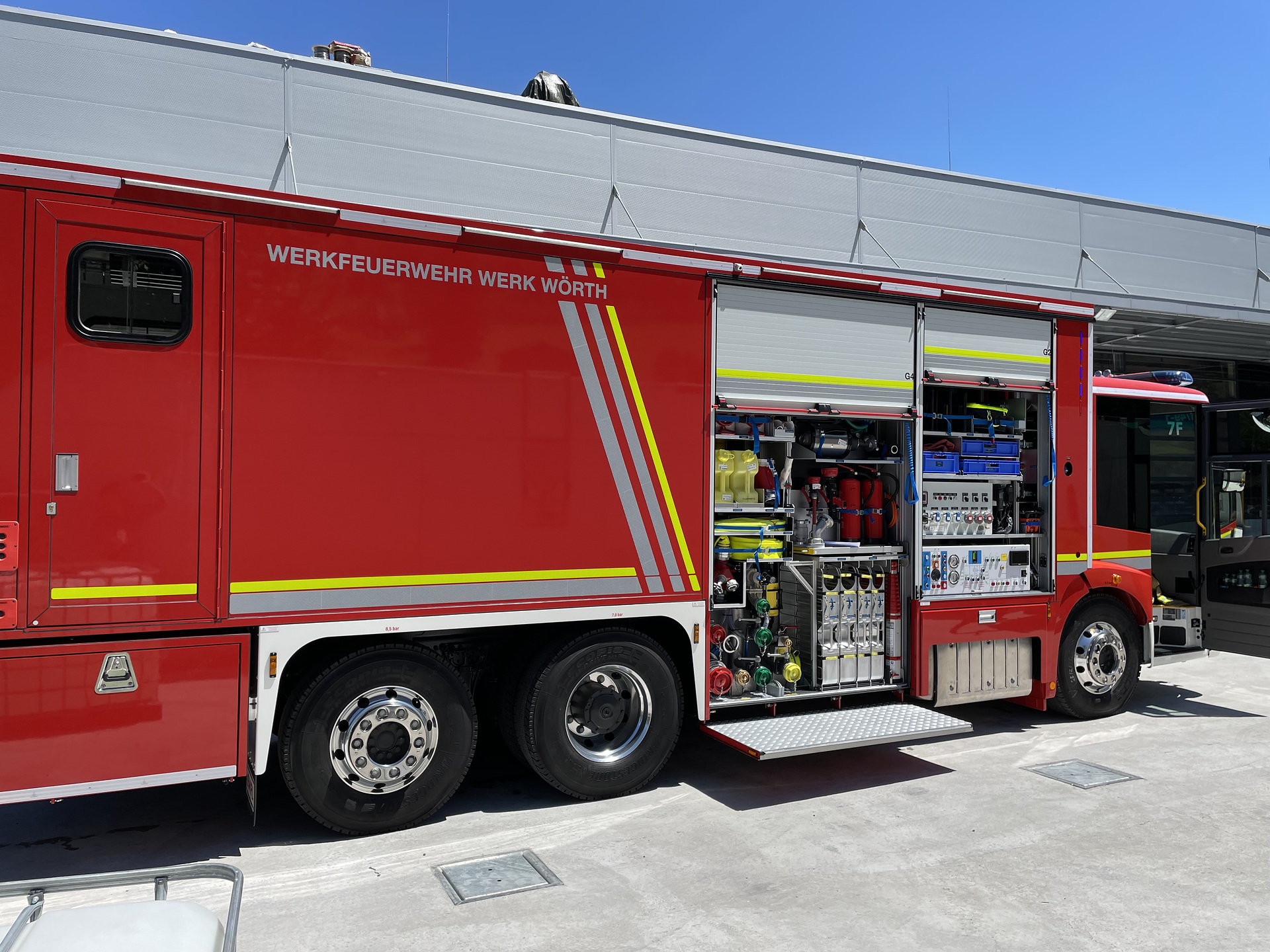 Econic 2635 Industrielöschfahrzeug mit Empl Aufbau Ein Econic für alle Fälle: Einzigartiges Löschfahrzeug für die Feuerwehr des Lkw-Montagewerks Wörth
