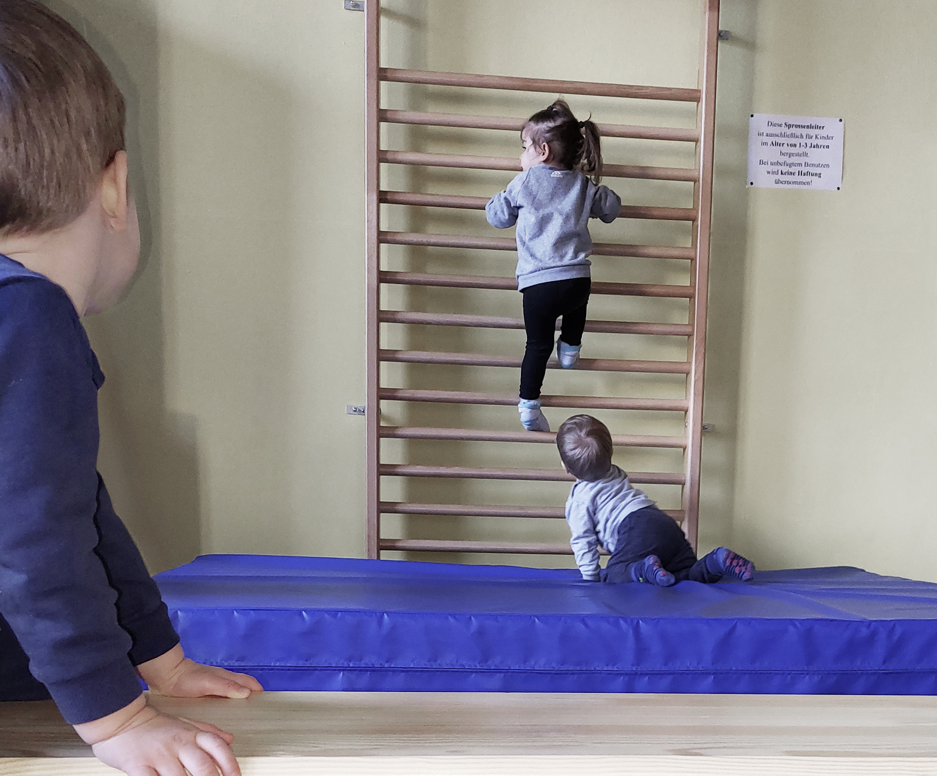 ProCent supports the Sonnenkäfer daycare center in Bürstadt (Hessen) in purchasing a climbing wall with a suitable safety mat and climbing bridge. Small contribution, big effect: Daimler Truck employees donate almost 120,000 euros for social projects in 2022
