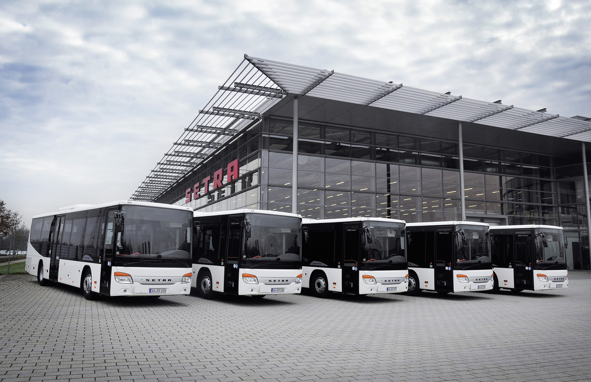 Part of the new fleet. Moveas GmbH from Thuringia is updating its fleet with 14 S 415 LE business inter-city buses. This includes the 55th Setra bus that the company has put into operation. 39 Setra Low Entry buses for vehicle fleets in Saxony and Thuringia