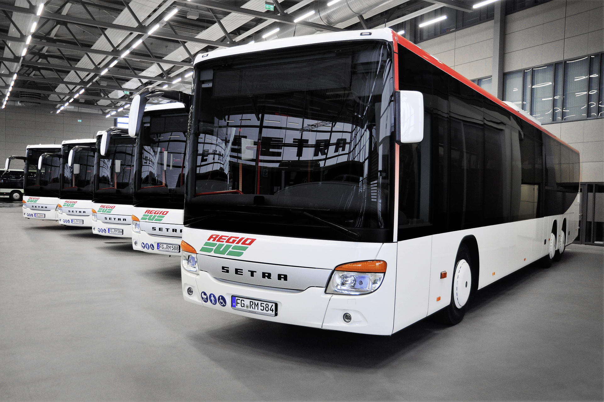 Regiobus Mittelsachsen GmbH is expanding its fleet with five Setra Low Entry inter-city buses. 39 Setra Low Entry buses for vehicle fleets in Saxony and Thuringia