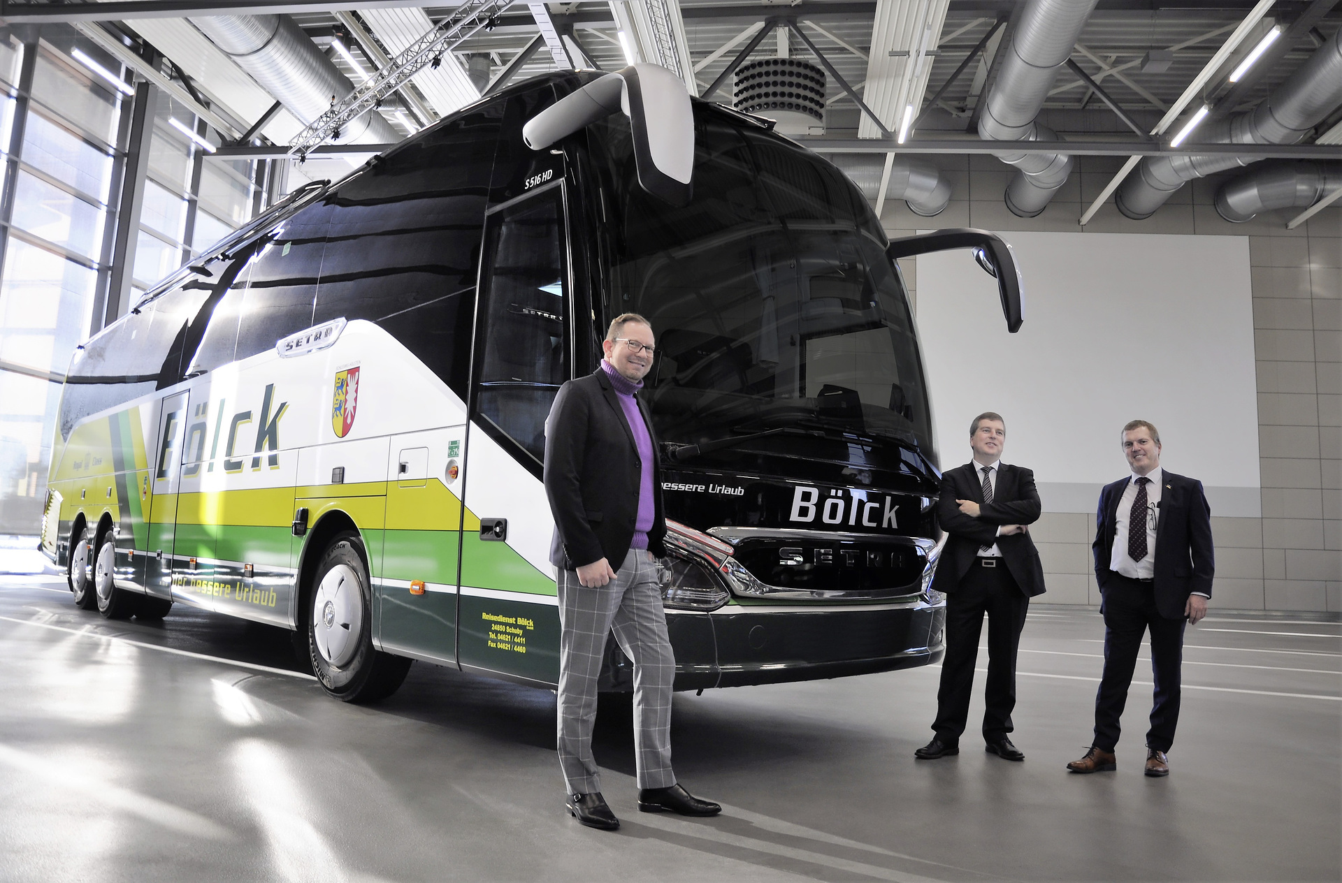 V.l.n.r.: Raphael Triebswetter, Leiter Vertriebsregionen Deutschland Mercedes-Benz & Setra, übergibt den neuen S 516 HD an Mathias und Rüdiger Bölck. Setra ComfortClass für Reisedienst Bölck