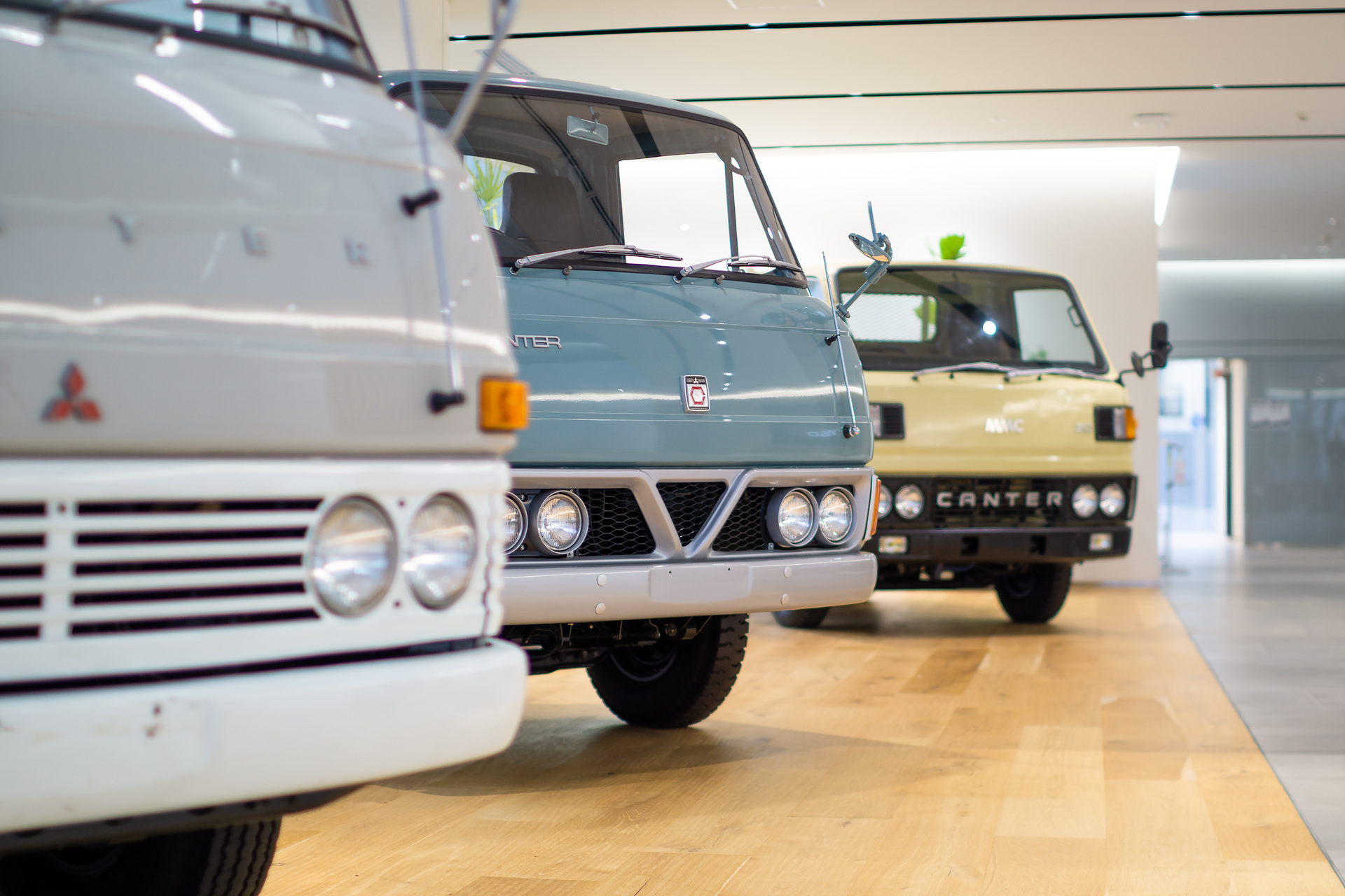 family shot historic Canters Leicht-Lkw FUSO Canter feiert 60-jähriges Jubiläum