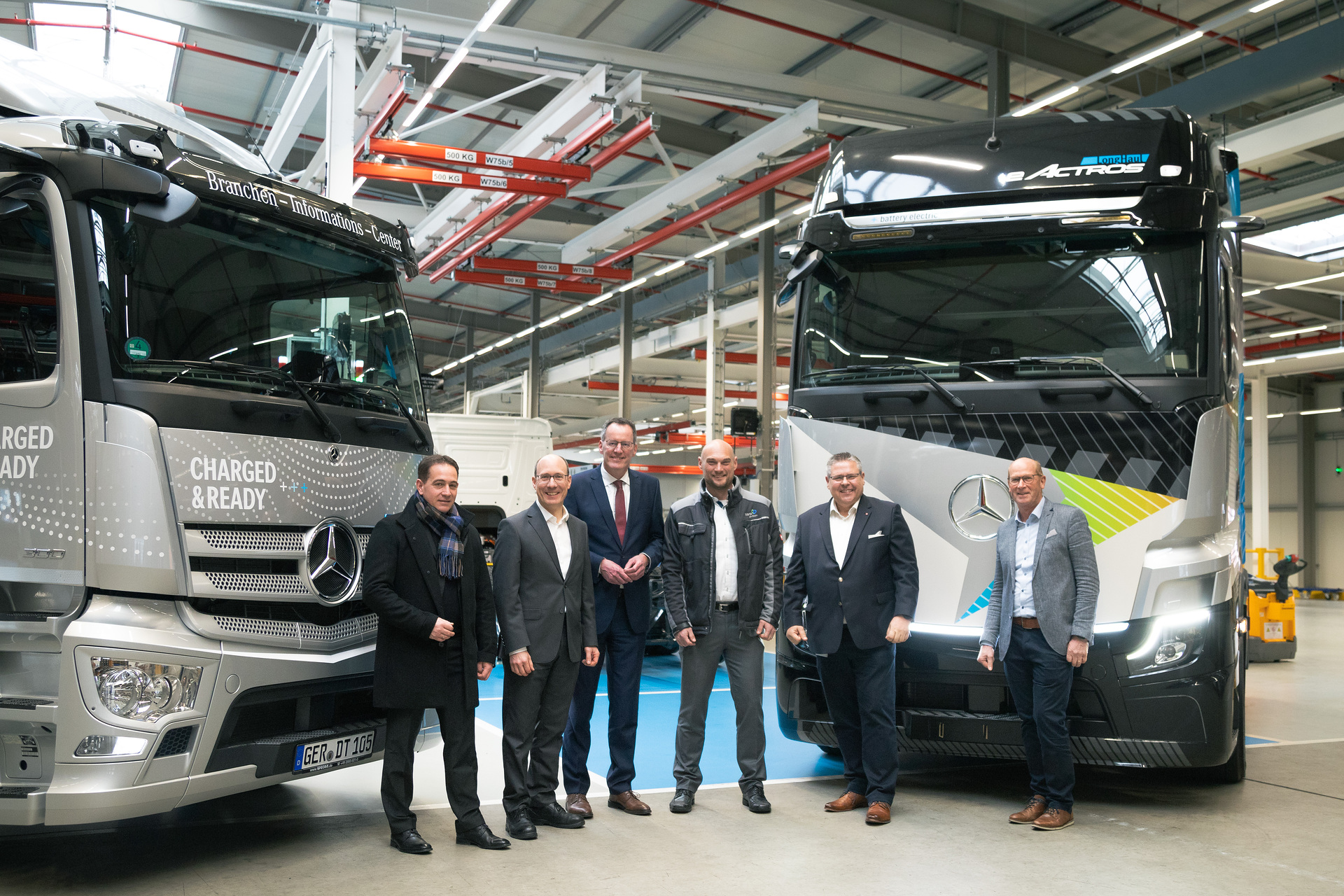 v.l.n.r.
Prof. Dr. Hannes Kopf, Präsident der SGD Süd
Michael Ebling, Minister für Inneres und für Sport, Rheinland-Pfalz
Dr. Andreas Bachhofer, Leiter Standort und Produktion Mercedes-Benz Trucks und Werk Wörth
Dr. Dennis Nitsche, Bürgermeister der Stadt Wörth
Dr. Christof Weber, Leiter Entwicklung Mercedes-Benz Trucks
Thomas Neckenich, Leiter Facility Management & Werkstechnik Werk Wörth Zu Besuch beim eActros: Rheinland-pfälzischer Innenminister Michael Ebling trifft den Standortverantwortlichen Dr. Andreas Bachhofer