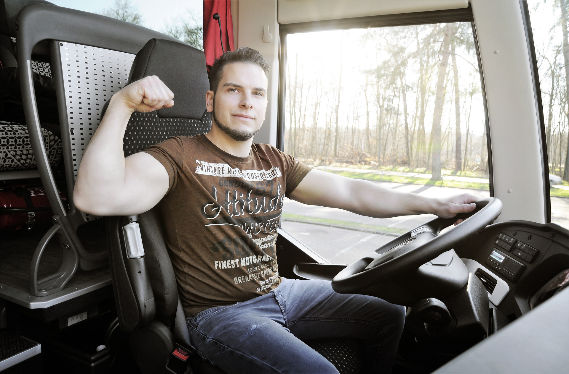 Managing Director Kevin Berberich, reigning European champion in arm wrestling, not only relies on power and dynamics with his Setra bus.
Setra fan strong as a bear