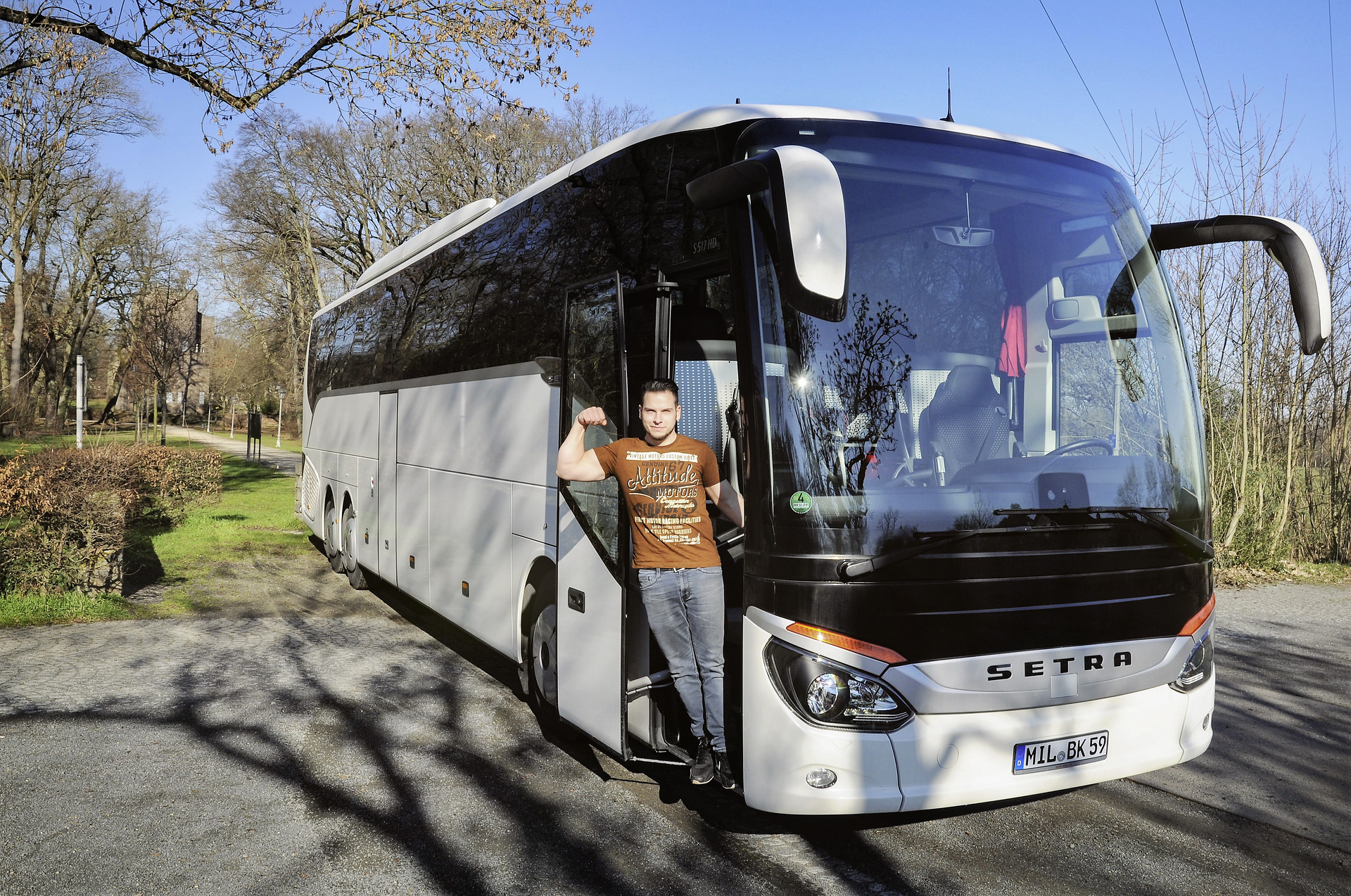 Managing Director Kevin Berberich, reigning European champion in arm wrestling, not only relies on power and dynamics with his Setra bus. Setra fan strong as a bear
