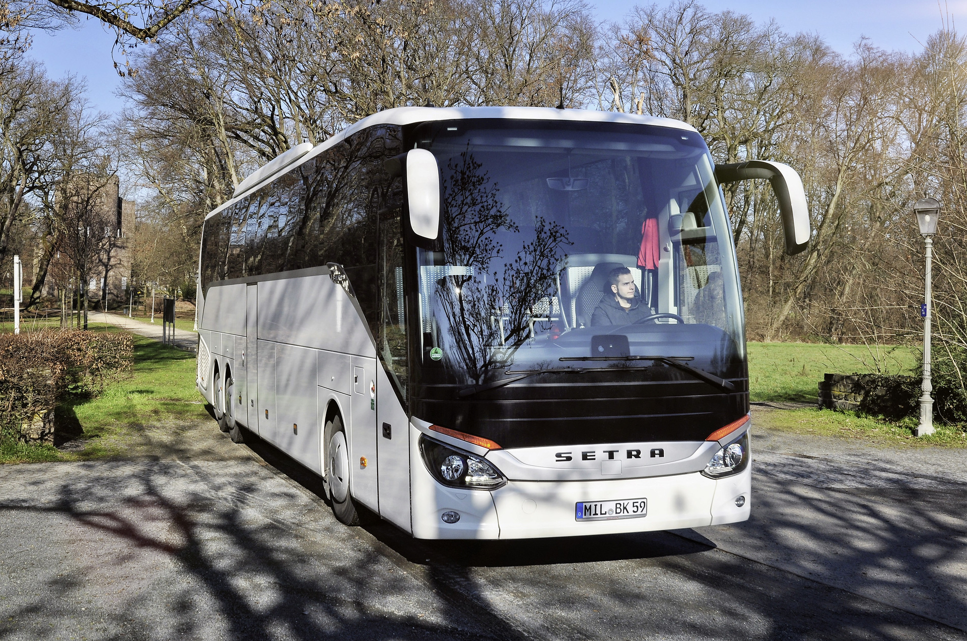 The S 517 HD from Edgar Berberich GmbH in front of a park in Hanau, Hesse. Setra fan strong as a bear