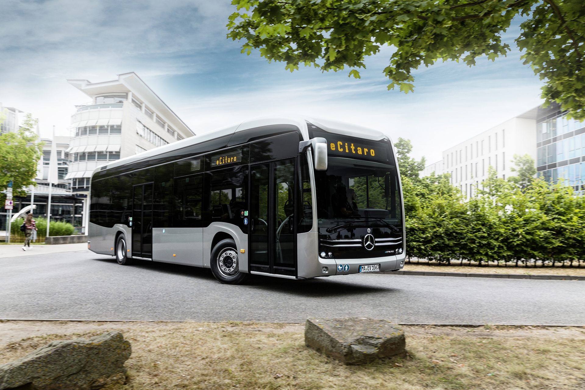 Mercedes-Benz eCitaro mit vollelektrischem Antrieb, Exterieur, anthrazit metallic, 2 x elektrischer Radnabenmotor, 2 x 125 kW, 2 x 485 Nm, LED-Scheinwerfer, Länge/Breite/Höhe: 12.135/2.550/3.400 mm, Beförderungskapazität: 1/86 Daimler Buses präsentiert eCitaro und digitale Services auf der 14. VDV-Elektrobus-Konferenz in Berlin