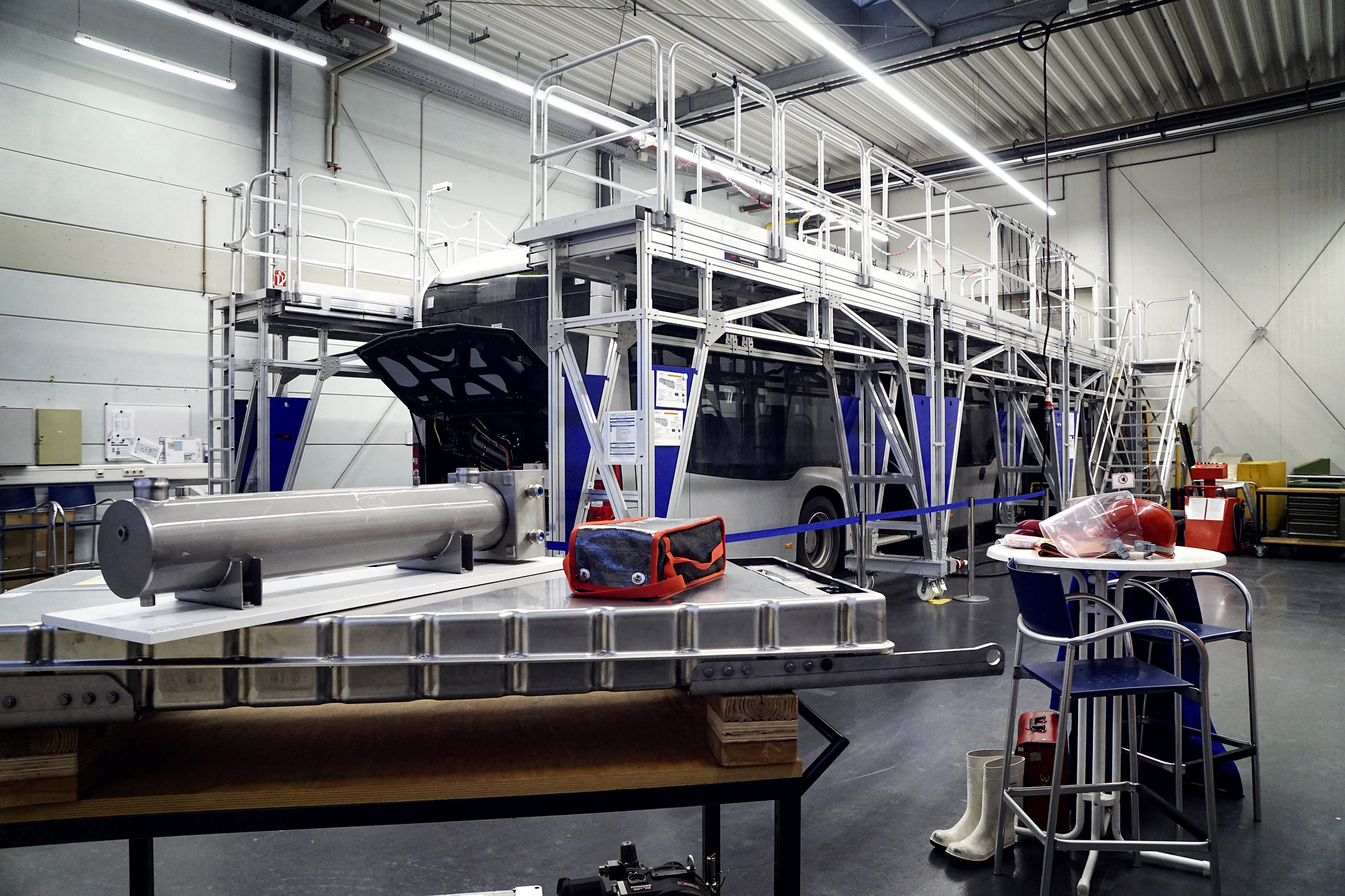 Daimler Buses Customer Campus in Mannheim; Hochvolt-Werkstatt Customer Campus Mannheim: Alle Omnibus-Profi-Trainings erstmals unter einem Dach