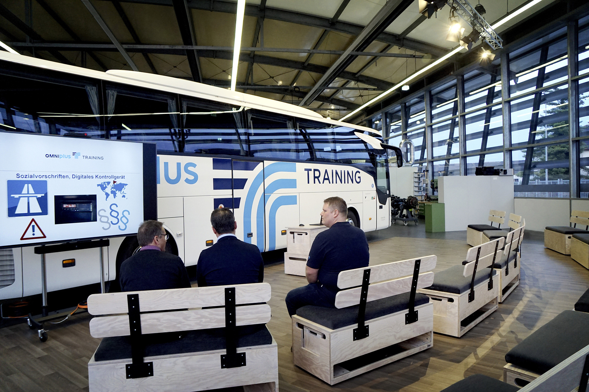Daimler Buses Customer Campus in Mannheim; Plenum Customer Campus Mannheim: Alle Omnibus-Profi-Trainings erstmals unter einem Dach