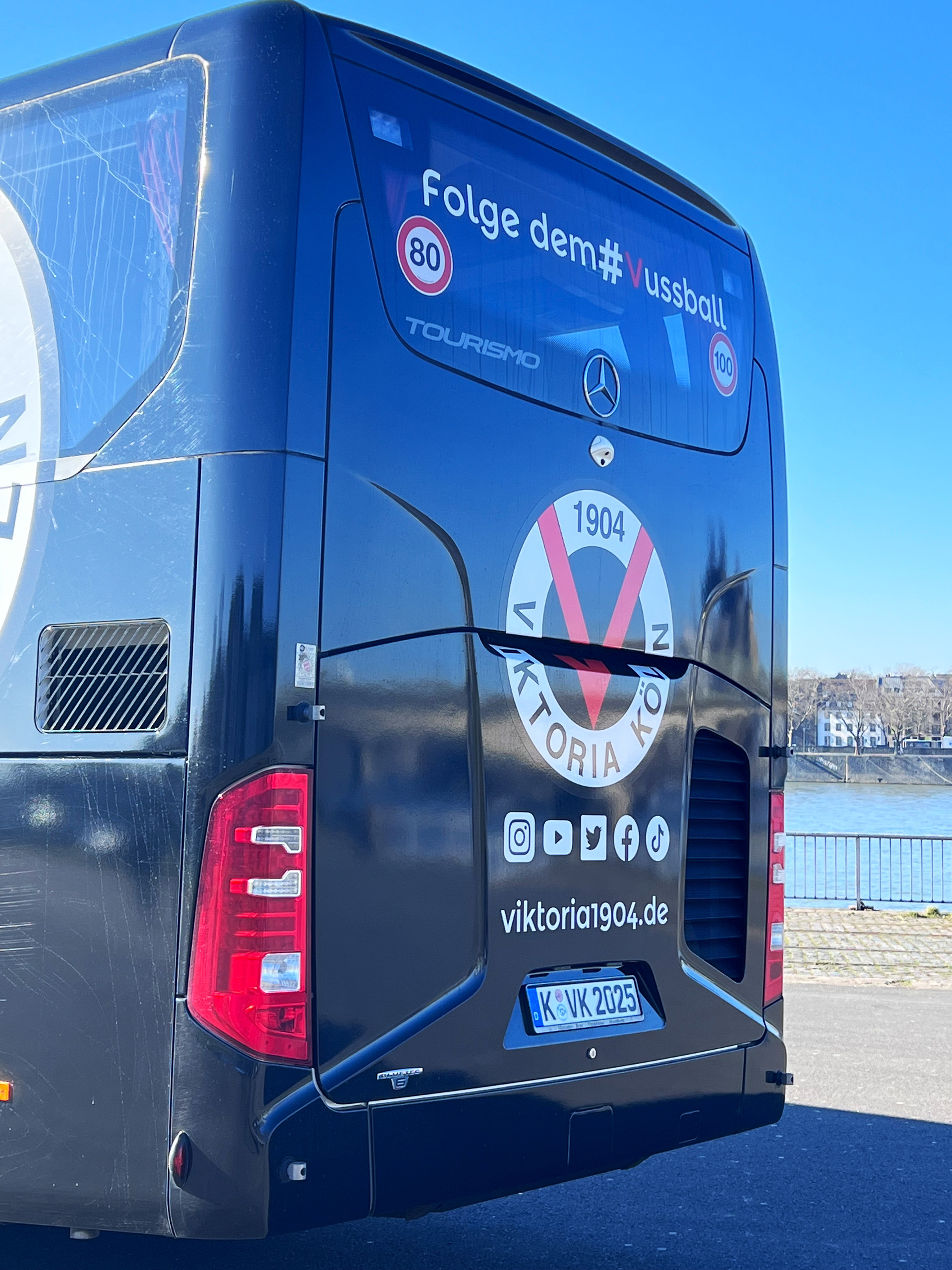 Das neue Teamfahrzeug von Viktoria Köln ist ein top ausgestatteter Mercedes-Benz Tourismo. Betreiber der Fahrdienstleistungen für den Verein ist die Elmar Weinzierl Omnibustouristik GmbH. Viktoria Köln greift nach den Sternen