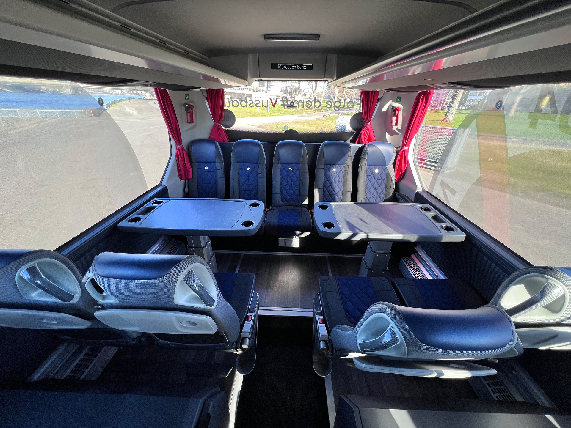 Das neue Teamfahrzeug von Viktoria Köln ist ein top ausgestatteter Mercedes-Benz Tourismo. Betreiber der Fahrdienstleistungen für den Verein ist die Elmar Weinzierl Omnibustouristik GmbH. Viktoria Köln greift nach den Sternen