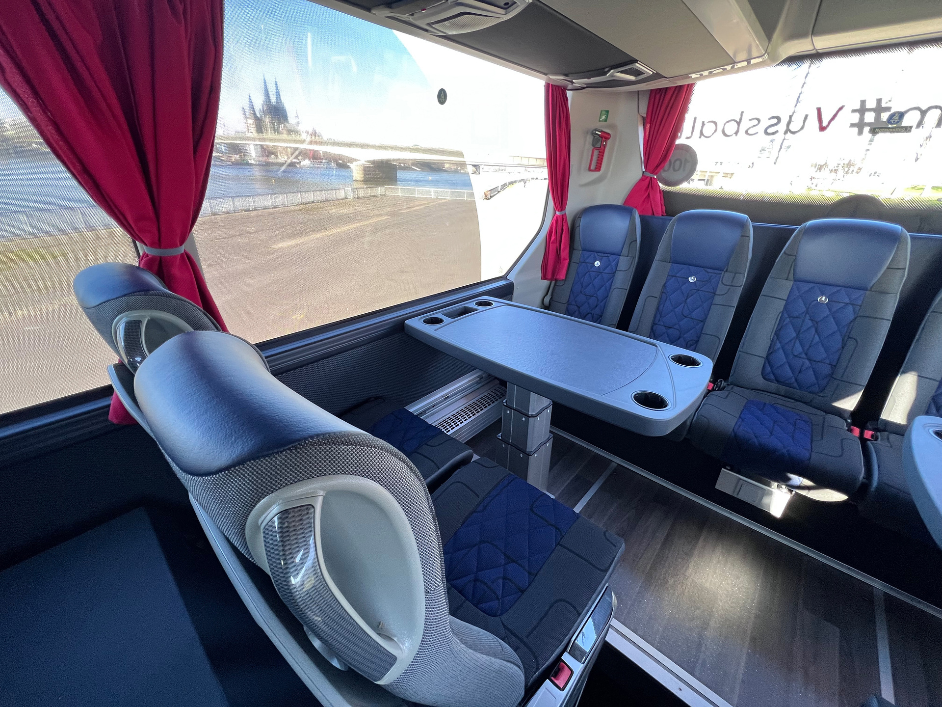 Das neue Teamfahrzeug von Viktoria Köln ist ein top ausgestatteter Mercedes-Benz Tourismo. Betreiber der Fahrdienstleistungen für den Verein ist die Elmar Weinzierl Omnibustouristik GmbH. Viktoria Köln greift nach den Sternen