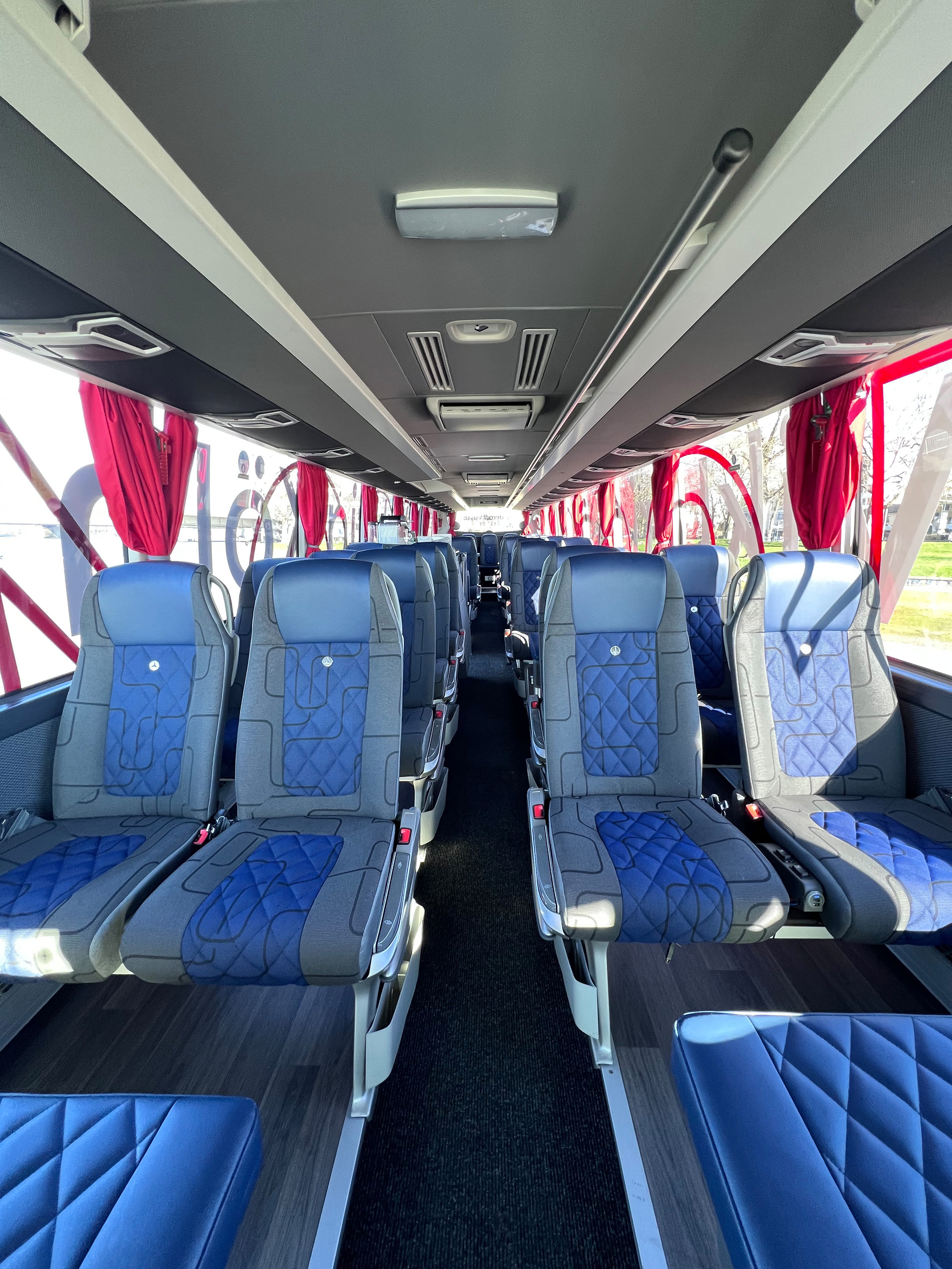 Das neue Teamfahrzeug von Viktoria Köln ist ein top ausgestatteter Mercedes-Benz Tourismo. Betreiber der Fahrdienstleistungen für den Verein ist die Elmar Weinzierl Omnibustouristik GmbH. Viktoria Köln greift nach den Sternen