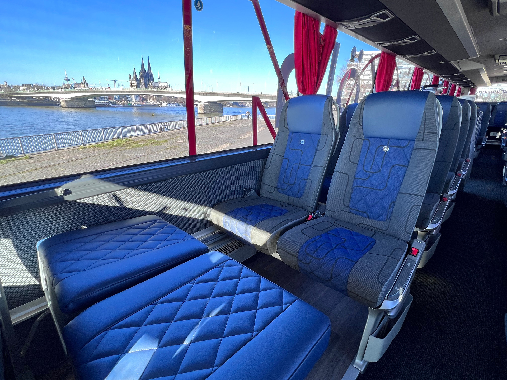 Das neue Teamfahrzeug von Viktoria Köln ist ein top ausgestatteter Mercedes-Benz Tourismo. Betreiber der Fahrdienstleistungen für den Verein ist die Elmar Weinzierl Omnibustouristik GmbH. Viktoria Köln greift nach den Sternen