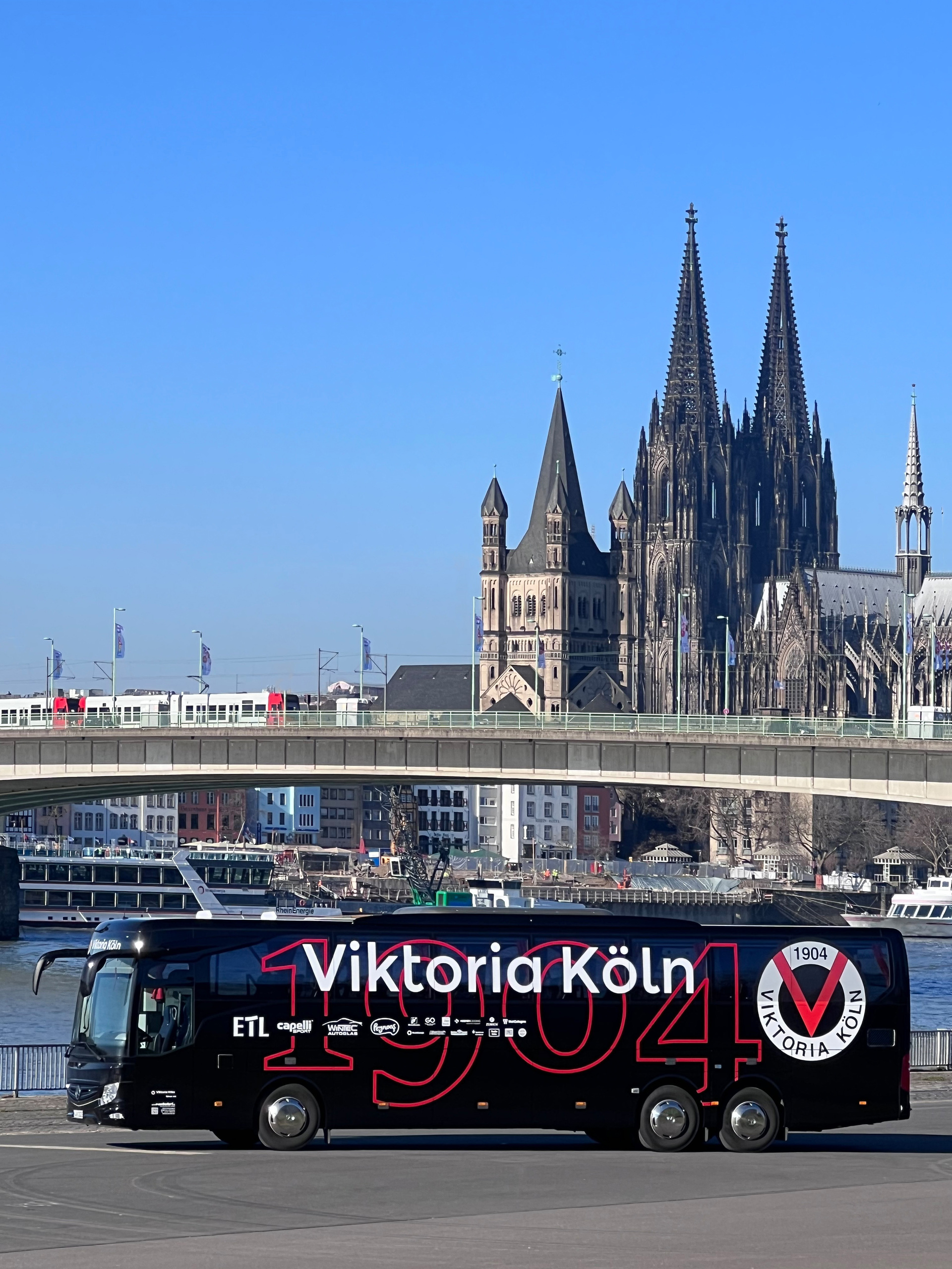 Das neue Teamfahrzeug von Viktoria Köln ist ein top ausgestatteter Mercedes-Benz Tourismo. Betreiber der Fahrdienstleistungen für den Verein ist die Elmar Weinzierl Omnibustouristik GmbH. Viktoria Köln greift nach den Sternen